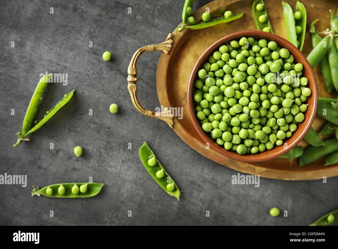 Frische grüne Erbsen in Schale auf Fach Stockfotografie - Alamy