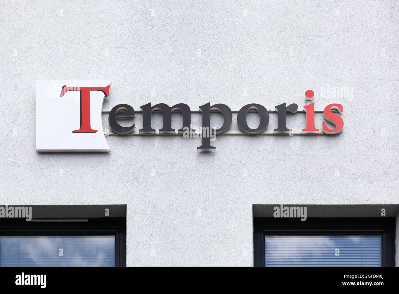Villefranche, Frankreich - 10. Juli 2021: Temporis-Logo auf einem Gebäude. Temporis ist das führende französische Franchise-Netzwerk für Zeitarbeit und Personalbeschaffung Stockfoto