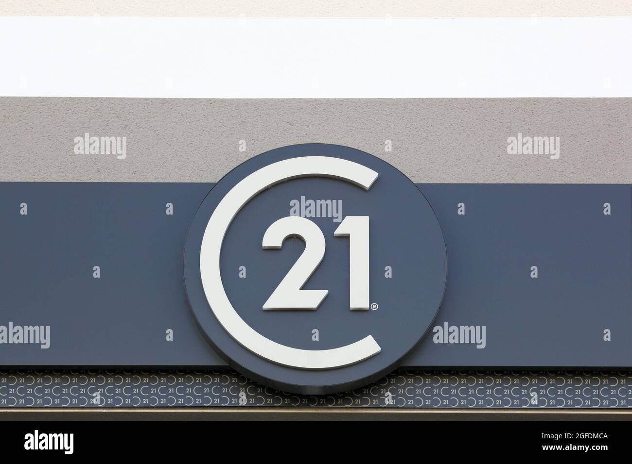 Belleville, Frankreich - 23. August 2020: Century 21 Logo an einer Wand. Century 21 Real Estate ist ein amerikanisches Franchise-Unternehmen für Immobilienmakler Stockfoto