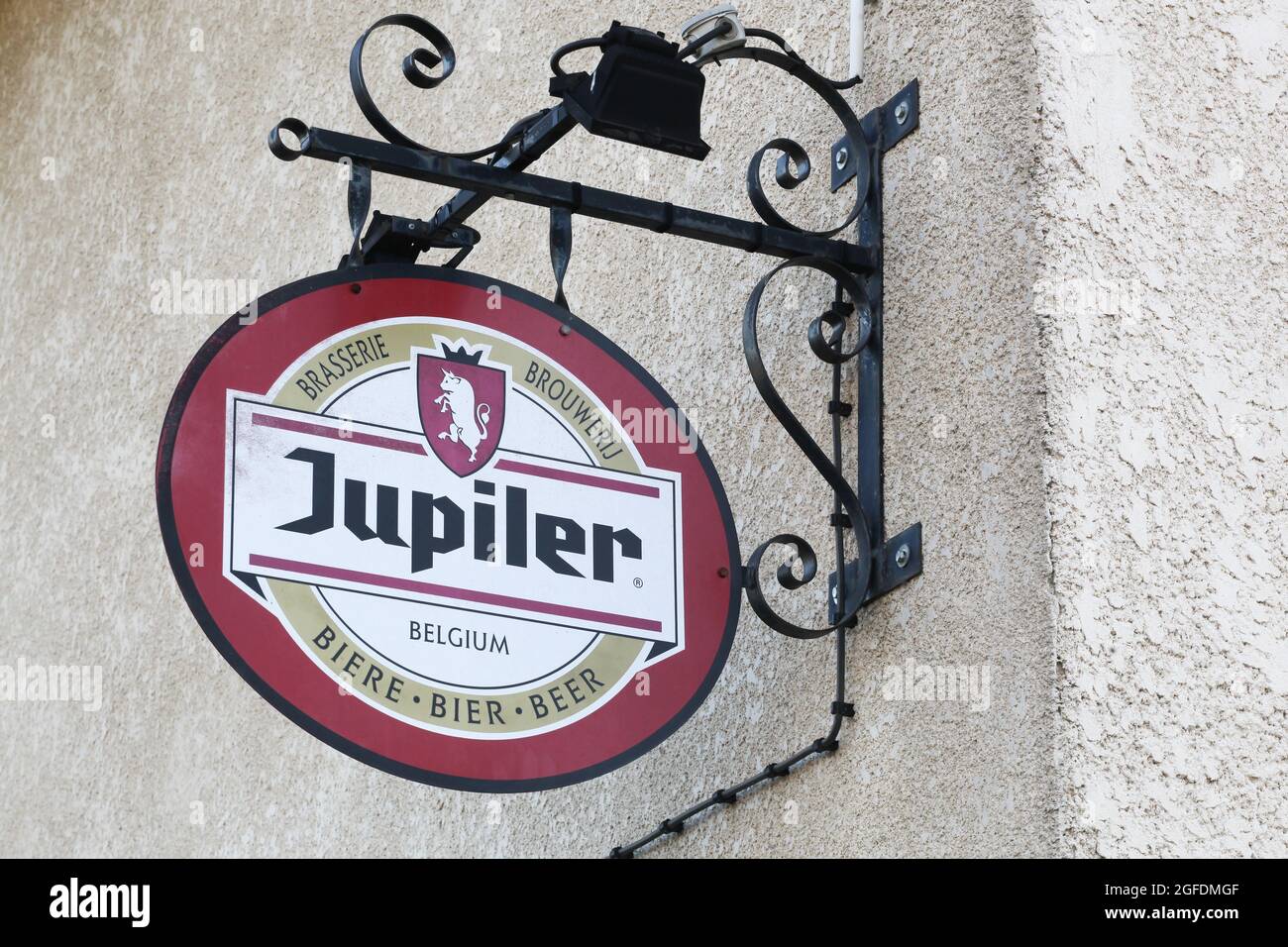 Genouilleux, Frankreich - 21. Juli 2021: Jupiter ist ein belgisches Bier, das 1966 eingeführt wurde und jetzt von Anheuser–Busch InBev gebraut wird Stockfoto