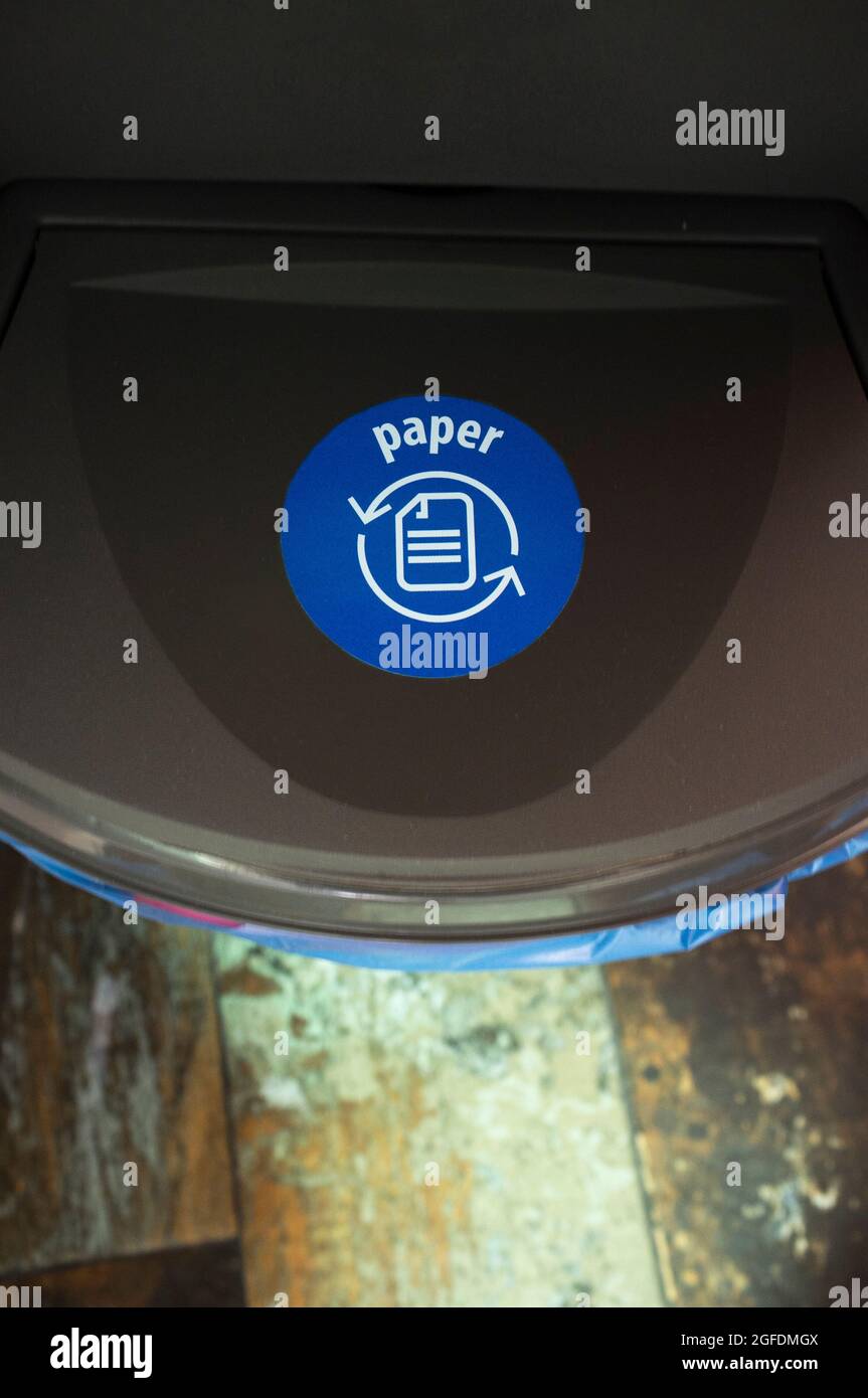 Stapelbares Papierfach entsorgen. Konzept zur Trennung von Hausmüll Stockfoto