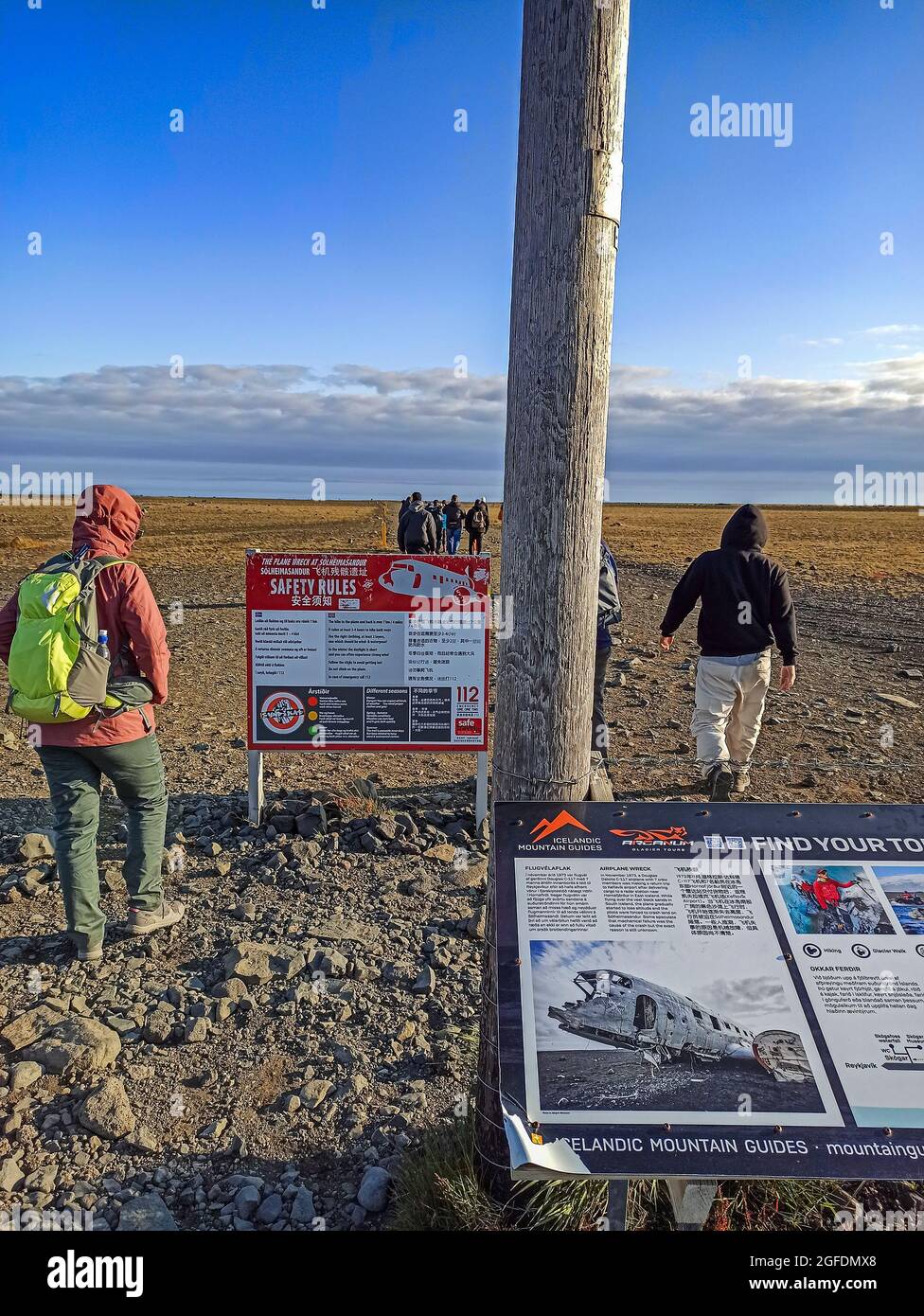 Touristen und Besucher, die während der Fahrt durch island im Sommer in Richtung des Solheimasandur-Flugzeugwracks aufwachen. Island, Europa. Stockfoto