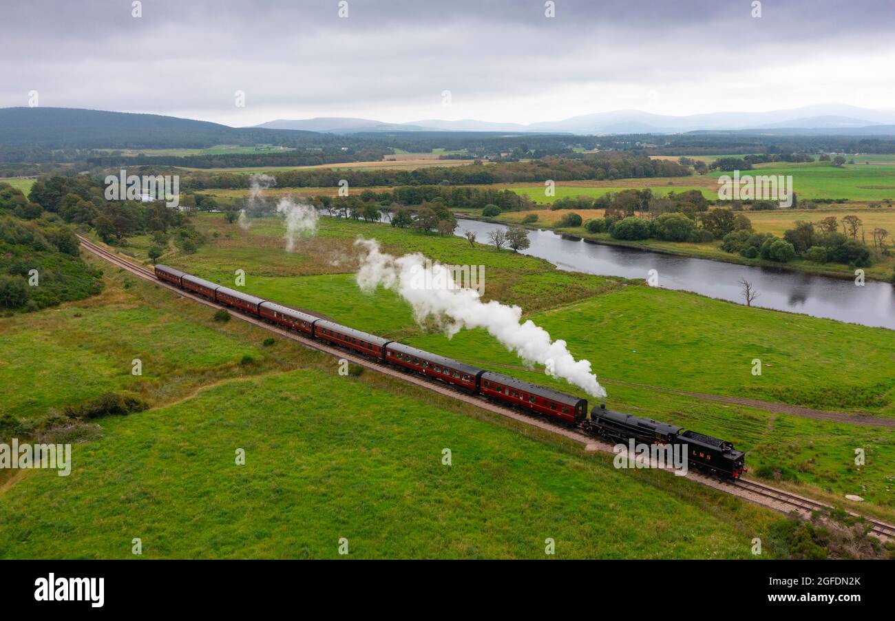 Broomhill, Schottland, Großbritannien. August 2021. Die kürzlich renovierte Dampflokomotive Black 5025 zieht auf der Strathspey Railway zwischen Broomhill und Aviemore Touristenwagen an. Die Bahn läuft diesen Sommer fast voll, trotz Covid-Beschränkungen für die Passagierzahlen. Iain Masterton/Alamy Live News. Stockfoto