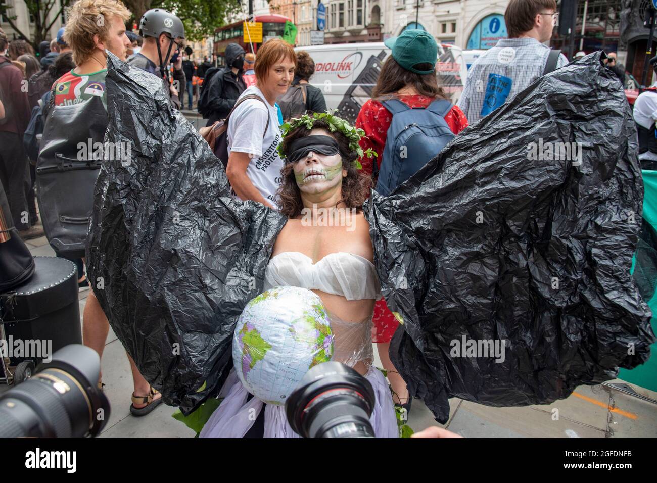 London, Großbritannien - am 25. August 2021 tritt EIN Protestler in Plastikkostümen bei einem Protest vor der brasilianischen Botschaft in London auf, der sich vor der brasilianischen Botschaft in London versammelten, um ein Ende der völkermordenden Angriffe gegen die indigenen Völker Brasiliens zu fordern. Unterstützer von Amazonasrebellion, Brazil Matters, CAFOD, Greenpeace, Parents for Future and Survival International protestieren im Rahmen der globalen Aktion „Struggle for Life“ („Luta pela Vida“) unter der Leitung der Vereinigung indigener Völker Brasiliens (APIB) gegen den brasilianischen Völkermord. Stockfoto