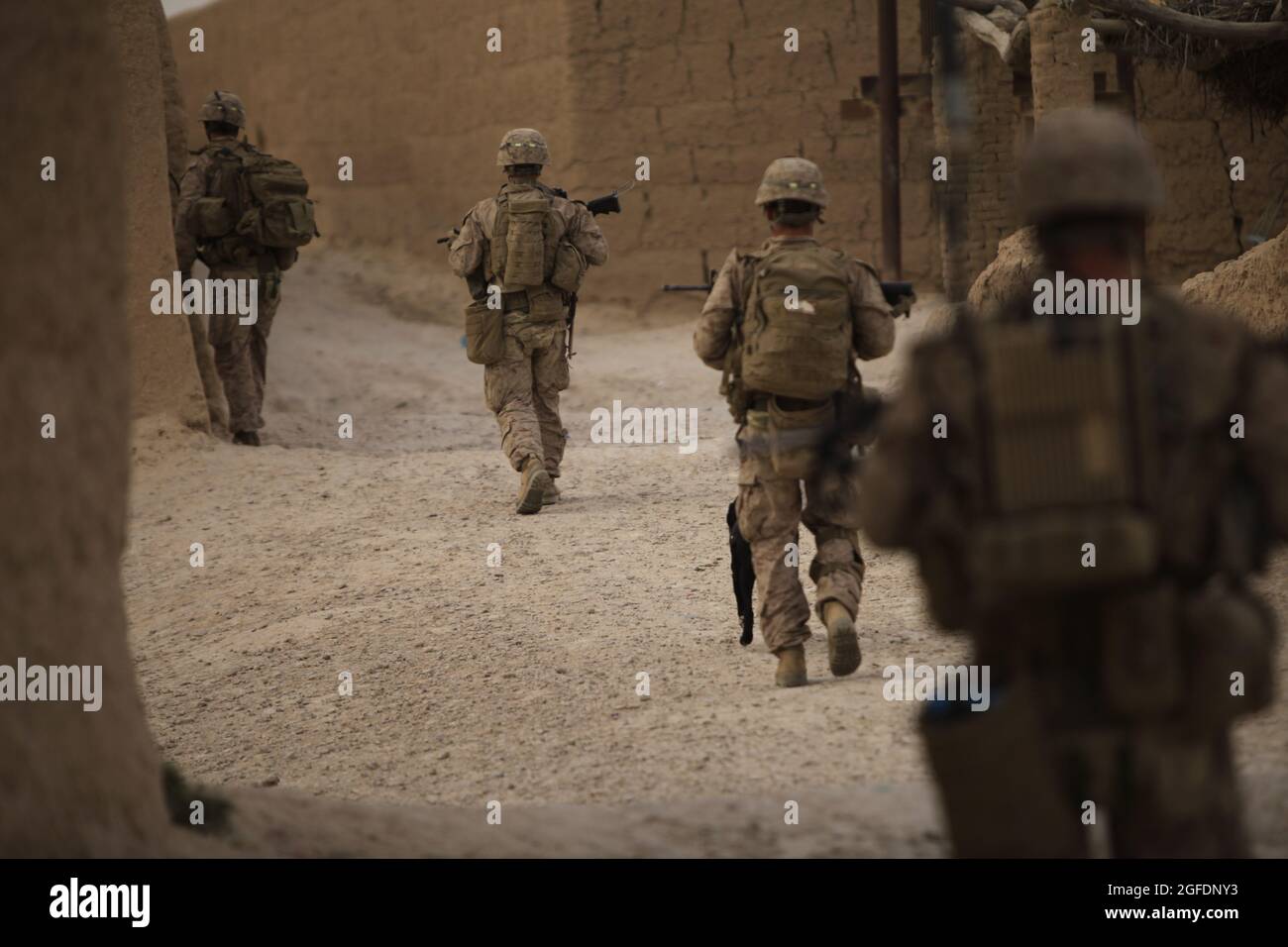 US-Marine mit Alpha Company, 1. Bataillon, 8. Marine-Regiment, Regimental Combat Team 6 Patrouille im Dorf Deh Mushek während der Operation Trap House in Kajaki, Provinz Helmand, Afghanistan 22. Mai 2012. Marines führte die Operation durch, um die Fähigkeit des Gegners, während der traditionellen Kampfsaison Operationen in der Region zu starten, zu verringern. (USA Marine Corps Foto von Sgt. Albert J. Carls/veröffentlicht) Stockfoto