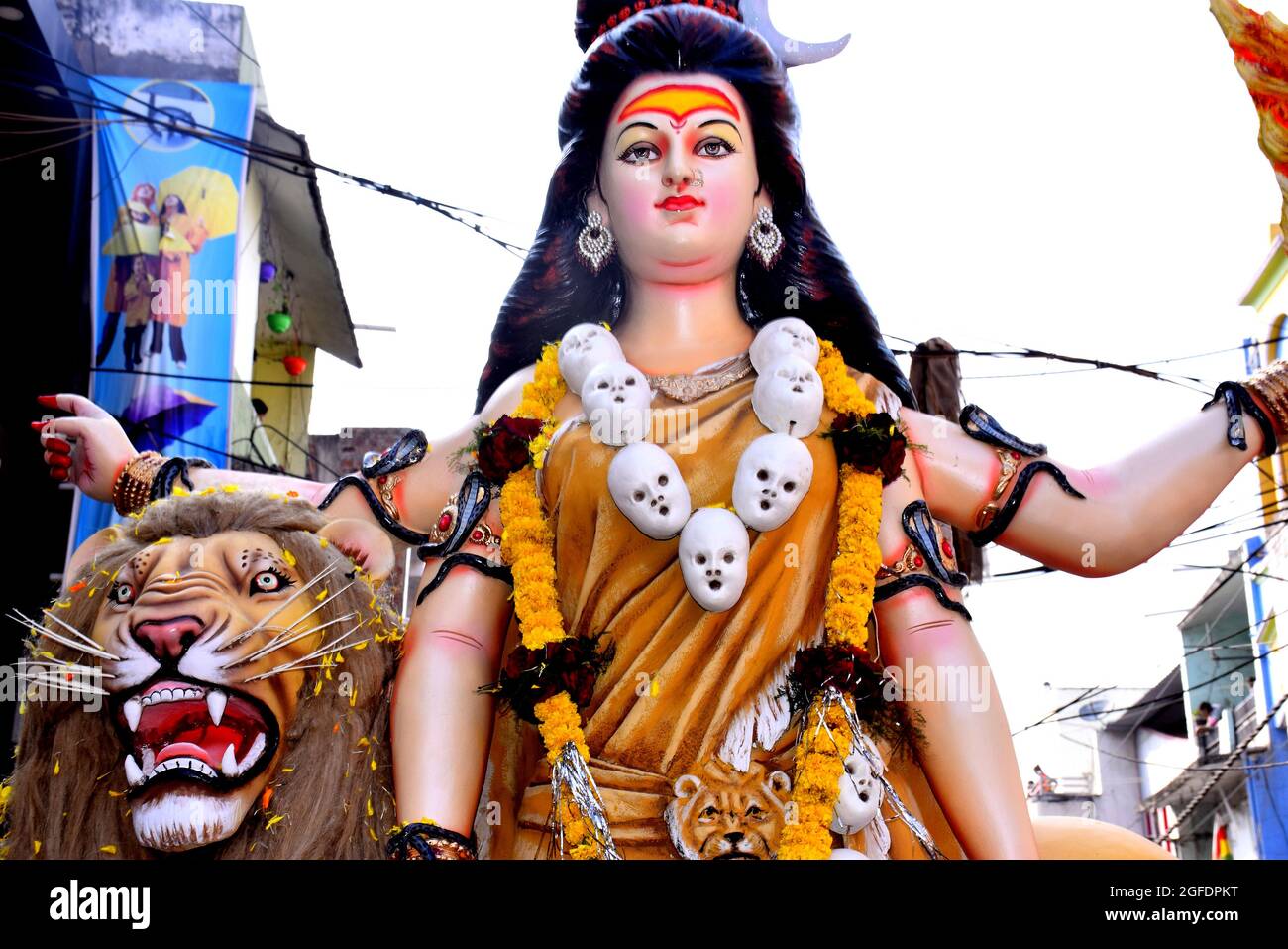 Skulptur der Hindu-Göttin Durga, Göttinnen-Durga-Idol mit Ornamenten in der Nahaufnahme von der Seite Stockfoto