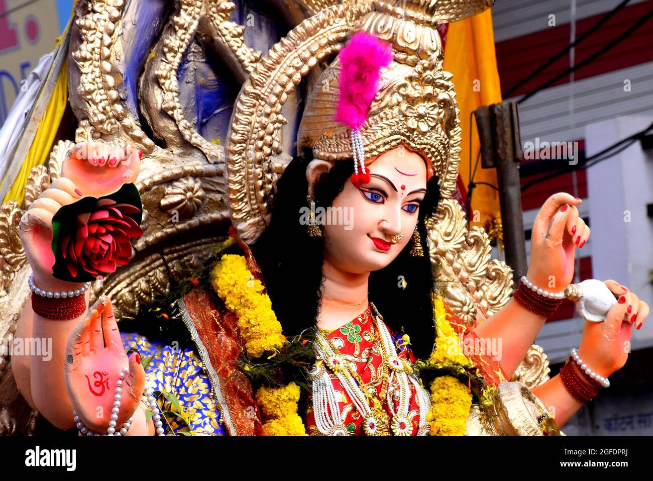 Skulptur der Hindu-Göttin Durga, Göttinnen-Durga-Idol mit Ornamenten in der Nahaufnahme von der Seite Stockfoto