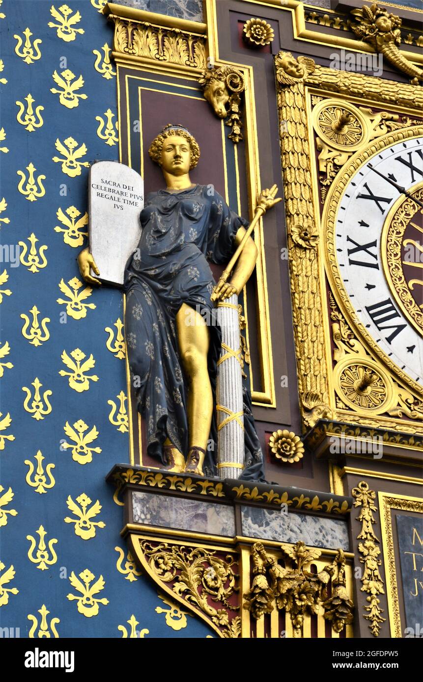 Vergoldete Conciergerie-Uhr hängt am Uhrenturm der Conciergerie in Paris Stockfoto