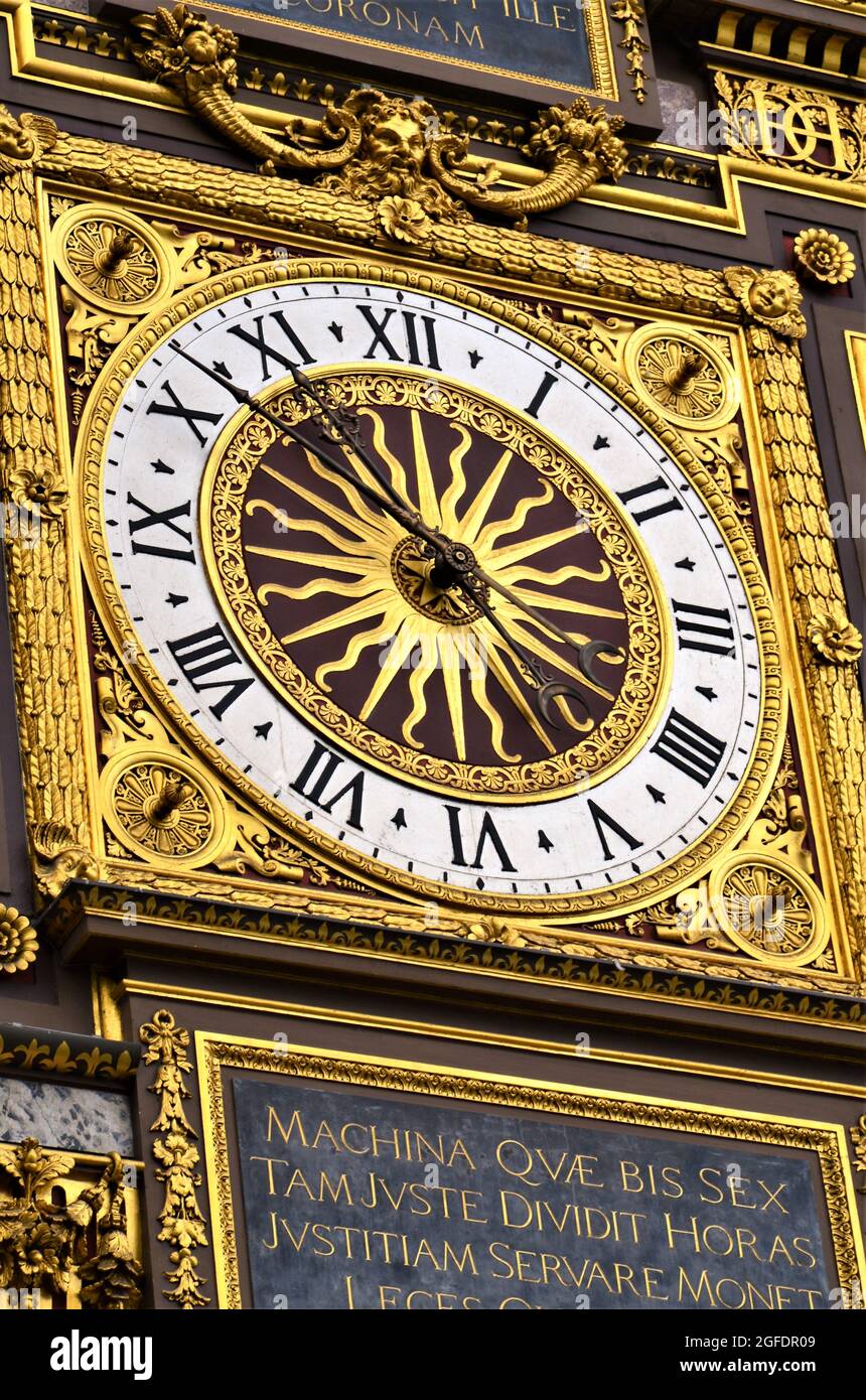 Vergoldete Conciergerie-Uhr hängt am Uhrenturm der Conciergerie in Paris Stockfoto