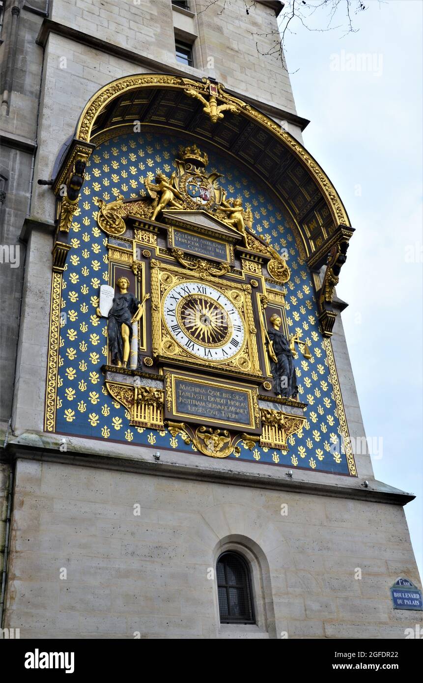 Vergoldete Conciergerie-Uhr hängt am Uhrenturm der Conciergerie in Paris Stockfoto