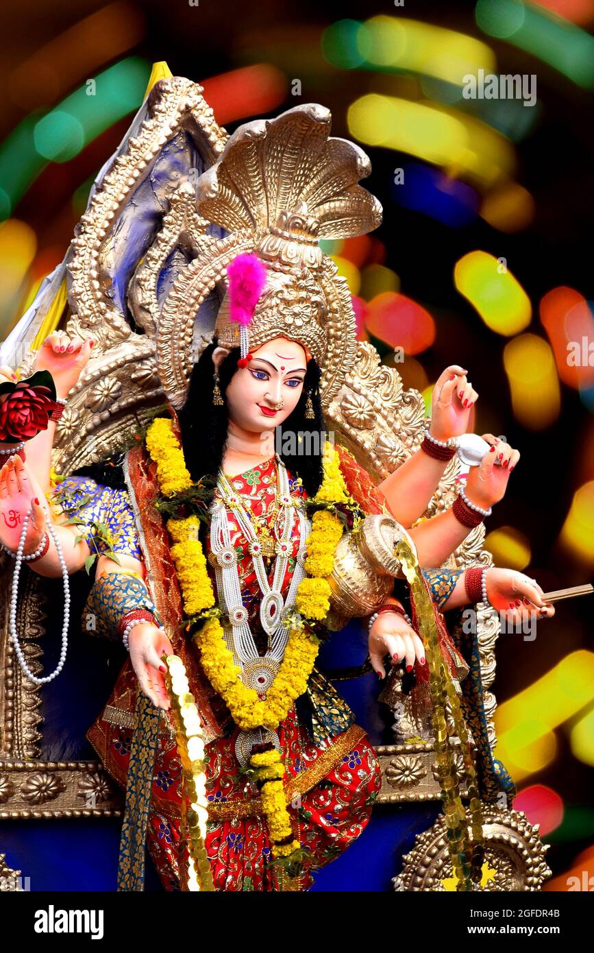 Skulptur der Hindu-Göttin Durga, Göttinnen-Durga-Idol mit Ornamenten in der Nahaufnahme von der Seite Stockfoto