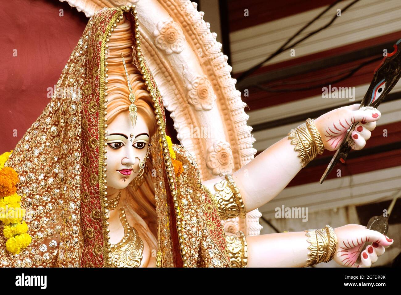 Skulptur der Hindu-Göttin Durga, Göttinnen-Durga-Idol mit Ornamenten in der Nahaufnahme von der Seite Stockfoto