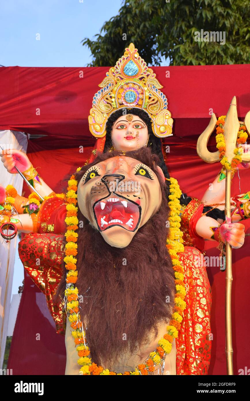 Skulptur der Hindu-Göttin Durga, Göttinnen-Durga-Idol mit Ornamenten in der Nahaufnahme von der Seite Stockfoto