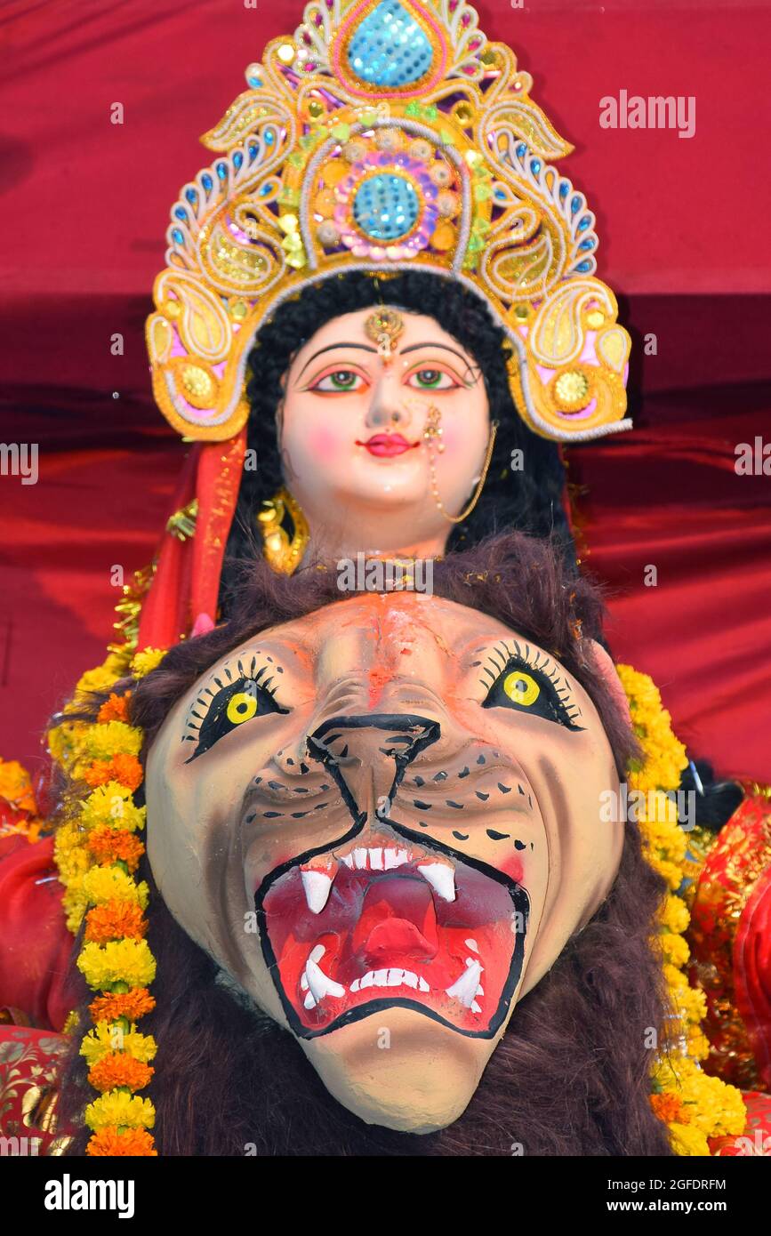 Skulptur der Hindu-Göttin Durga, Göttinnen-Durga-Idol mit Ornamenten in der Nahaufnahme von der Seite Stockfoto
