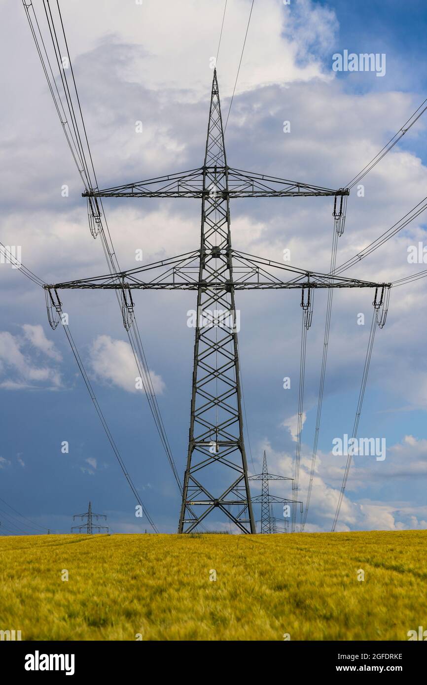 Strom mit Hochspannungsleitungen ( Donau Mast) zur Stromversorgung in einem Feld in Besigheim, Baden-Württemberg, Deutschland Stockfoto