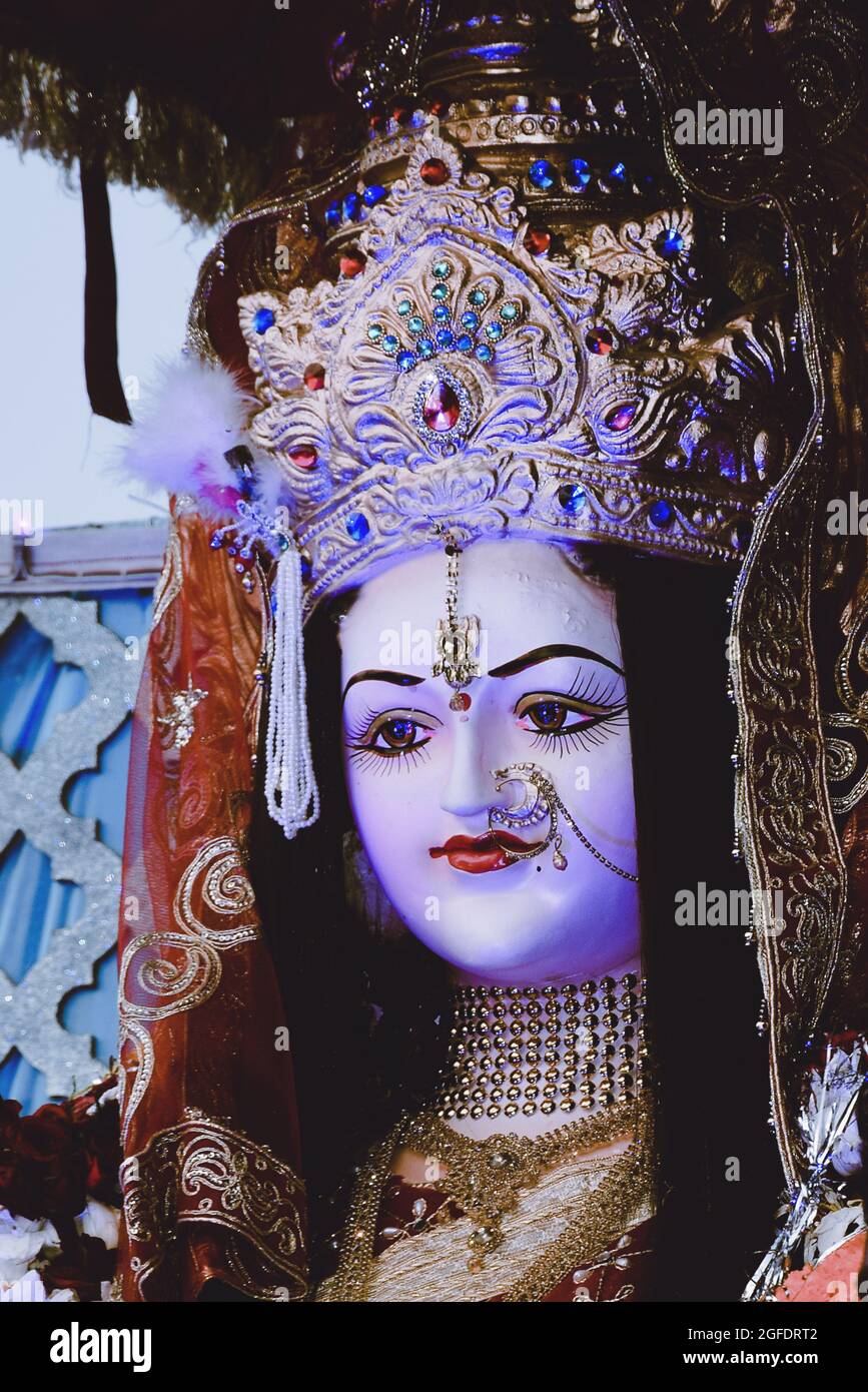Skulptur der Hindu-Göttin Durga, Göttinnen-Durga-Idol mit Ornamenten in der Nahaufnahme von der Seite Stockfoto