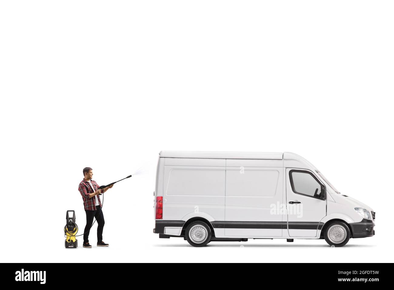 Die ganze Aufnahme eines Mannes, der einen weißen Van mit einem auf weißem Hintergrund isolierten Druckwäscher putzt Stockfoto