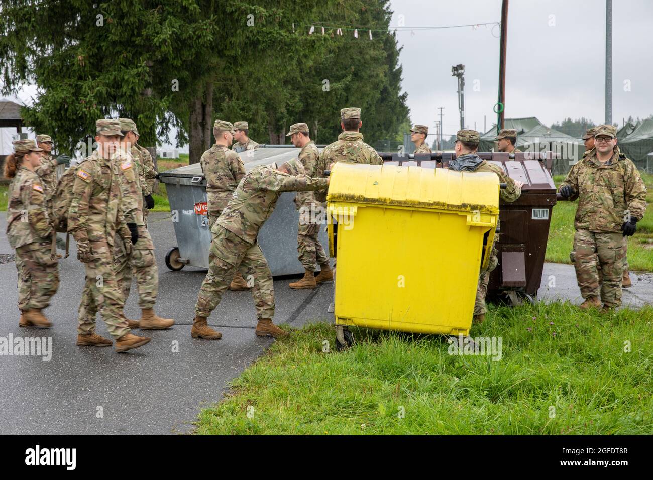 Soldaten, die der 41. Artilleriebrigade zugewiesen wurden, setzen ihre Bemühungen fort, das Lager Kasserine bereit zu machen, afghanische Evakuierte in Grafenwohr, Deutschland, am 23. August 2021 zu erhalten. Die US-Armee Europa und Afrika arbeitet Hand in Hand mit den Aufnahmeländern, der gemeinsamen Truppe und den interagenturischen Partnern, um im Rahmen der Operation Allies Refuge eine vorübergehende Unterkunft, medizinische und logistische Unterstützung zu bieten. Die Operation Allies Refuge erleichtert die schnelle und sichere Evakuierung von US-Bürgern, Visa-Antragstellern für Sondereingewanderte und anderen gefährdeten Afghanen aus Afghanistan. Qualifizierte Evakuierte erhalten Unterstützung, wie z. B. vorübergehende Unterbringung, Stockfoto Soldaten, die der 41. Artilleriebrigade zugewiesen wurden, setzen ihre Bemühungen fort, das Lager Kasserine bereit zu machen, afghanische Evakuierte in Grafenwohr, Deutschland, am 23. August 2021 zu erhalten. Die US-Armee Europa und Afrika arbeitet Hand in Hand mit den Aufnahmeländern, der gemeinsamen Truppe und den interagenturischen Partnern, um im Rahmen der Operation Allies Refuge eine vorübergehende Unterkunft, medizinische und logistische Unterstützung zu bieten. Die Operation Allies Refuge erleichtert die schnelle und sichere Evakuierung von US-Bürgern, Visa-Antragstellern für Sondereingewanderte und anderen gefährdeten Afghanen aus Afghanistan. Qualifizierte Evakuierte erhalten Unterstützung, wie z. B. vorübergehende Unterbringung, Stockfoto