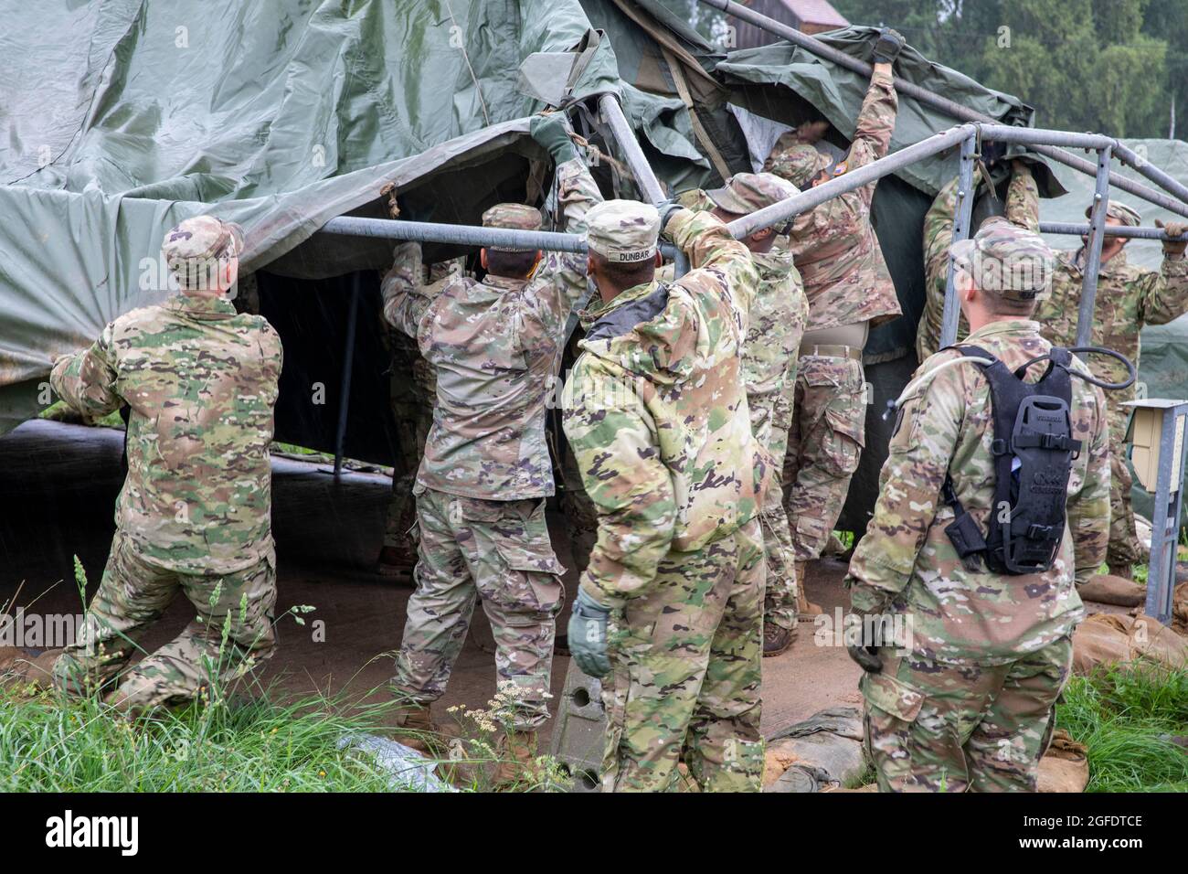 Soldaten der 41. Artilleriebrigade bauen Zelte, um das Lager Kasserine für die Einnahme afghanischer Evakuierte in Grafenwohr, Deutschland, vorzubereiten, 23. August 2021. Die US-Armee Europa und Afrika arbeitet Hand in Hand mit den Aufnahmeländern, der gemeinsamen Truppe und den interagenturischen Partnern, um im Rahmen der Operation Allies Refuge eine vorübergehende Unterkunft, medizinische und logistische Unterstützung zu bieten. Die Operation Allies Refuge erleichtert die schnelle und sichere Evakuierung von US-Bürgern, Visa-Antragstellern für Sondereingewanderte und anderen gefährdeten Afghanen aus Afghanistan. Qualifizierte Evakuierte erhalten Unterstützung, wie z. B. vorübergehende Unterbringung, Verpflegung Stockfoto