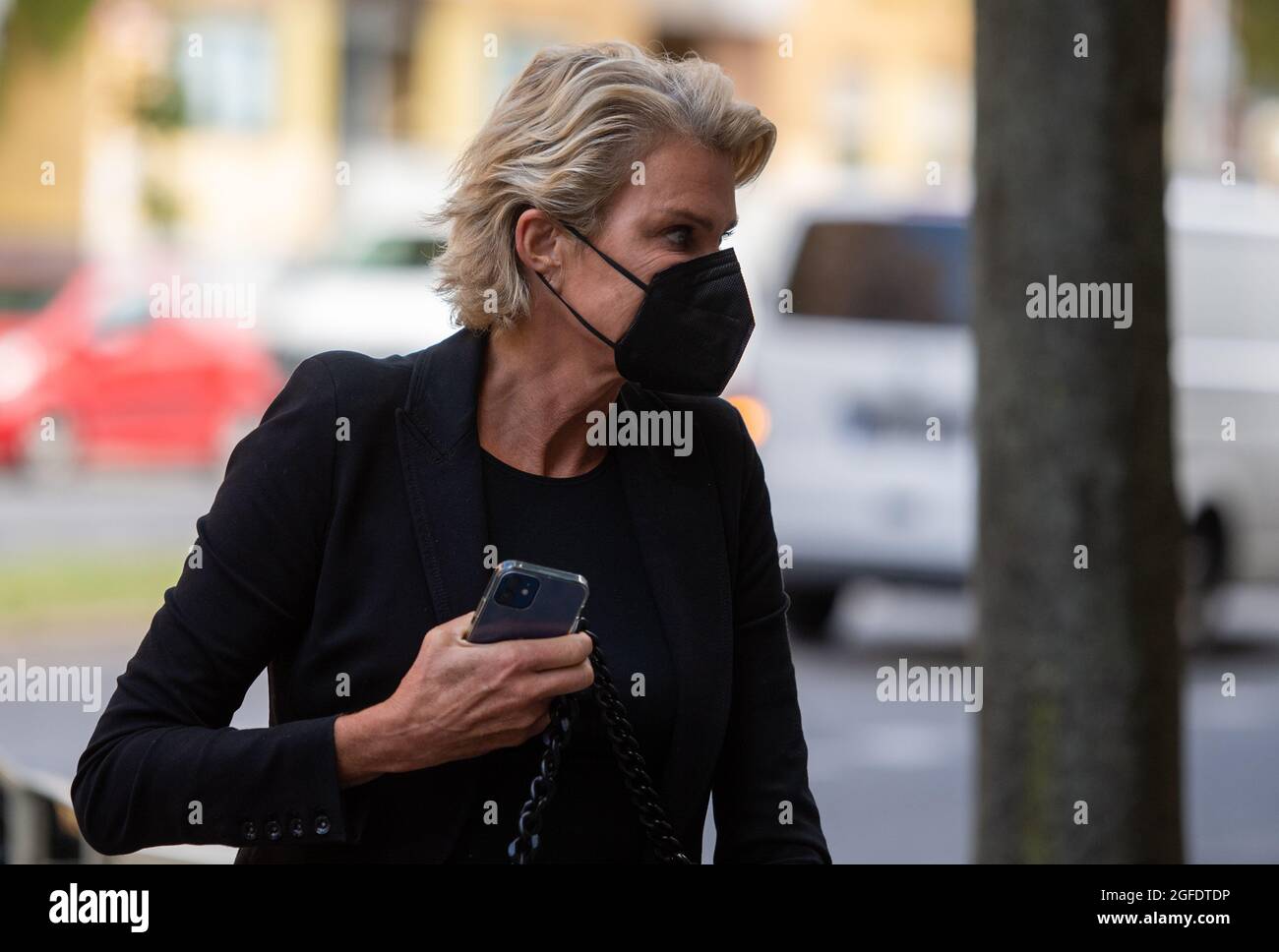 Berlin, Deutschland. August 2021. Stephanie Gräfin Bruges-von Pfuel, ehemalige bayerische Kommunalpolitikerin, kommt zu Beginn eines Verfahrens wegen unfreiwilligen Totschlags als Mitklägerin vor das Bezirksgericht Tiergarten. Nach dem Tod eines Fußgängers - des Sohnes der Gräfin - steht ein mutmaßlicher Autorennfahrer vor Gericht. Quelle: Christophe Gateau/dpa/Alamy Live News Stockfoto