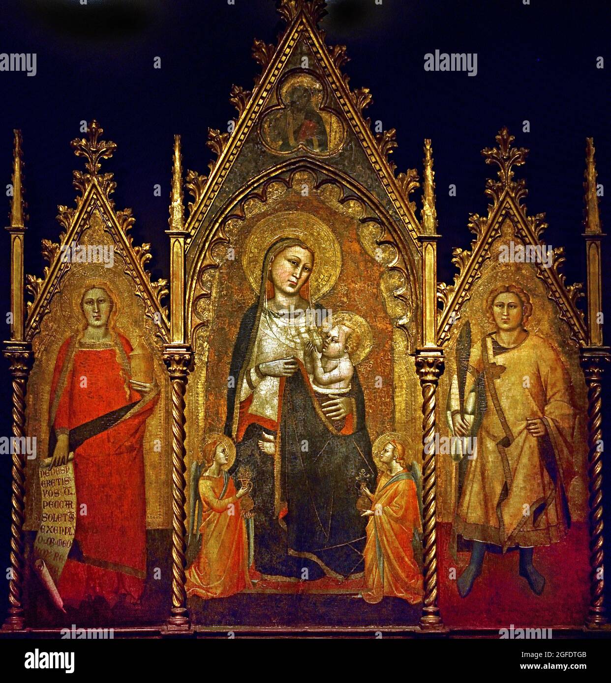 Triptychon mit der Jungfrau und dem Kind und den Heiligen Maria Magdalena und Ansanus, Orcagna Andrea di Cione, 1350, Italien, Italienisch, Tempera auf Tafel, 146 cm × 11,5 cm, Orcagna Mitte des 14. Jahrhunderts. Dieses fast intakte Altarbild, die Darstellung der Figuren der Jungfrau und des Kindes und der zwei Heiligen, spiegelt den eher steifen, hieratischen Stil der Zeit wider. Stockfoto