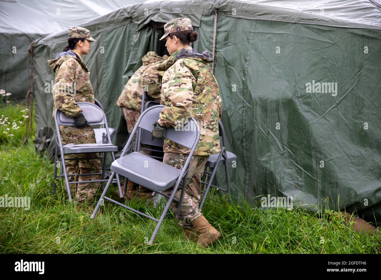 Soldaten der 41. Artilleriebrigade bauen Zelte, um das Lager Kasserine für die Einnahme afghanischer Evakuierte in Grafenwohr, Deutschland, vorzubereiten, 23. August 2021. Die US-Armee Europa und Afrika arbeitet Hand in Hand mit den Aufnahmeländern, der gemeinsamen Truppe und den interagenturischen Partnern, um im Rahmen der Operation Allies Refuge eine vorübergehende Unterkunft, medizinische und logistische Unterstützung zu bieten. Die Operation Allies Refuge erleichtert die schnelle und sichere Evakuierung von US-Bürgern, Visa-Antragstellern für Sondereingewanderte und anderen gefährdeten Afghanen aus Afghanistan. Qualifizierte Evakuierte erhalten Unterstützung, wie z. B. vorübergehende Unterbringung, Verpflegung Stockfoto