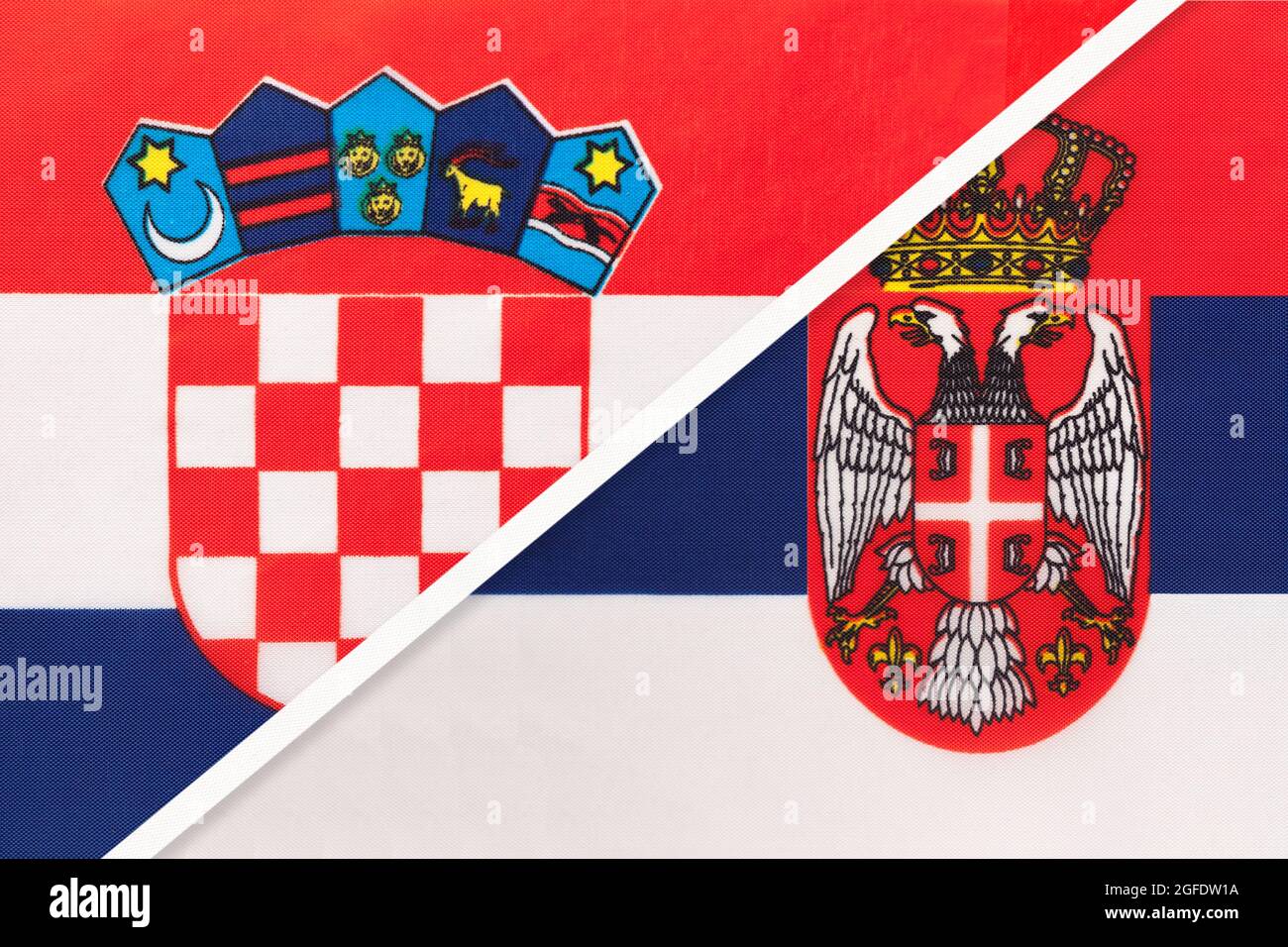 Kroatien und Serbien, Symbol des Landes. Kroatische gegen serbische Nationalflaggen. Stockfoto
