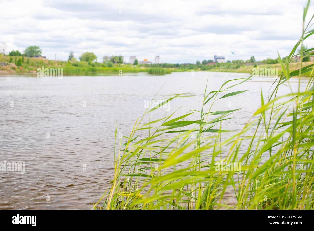 Breiter und ruhiger Fluss ishim in kasachstan Stockfoto