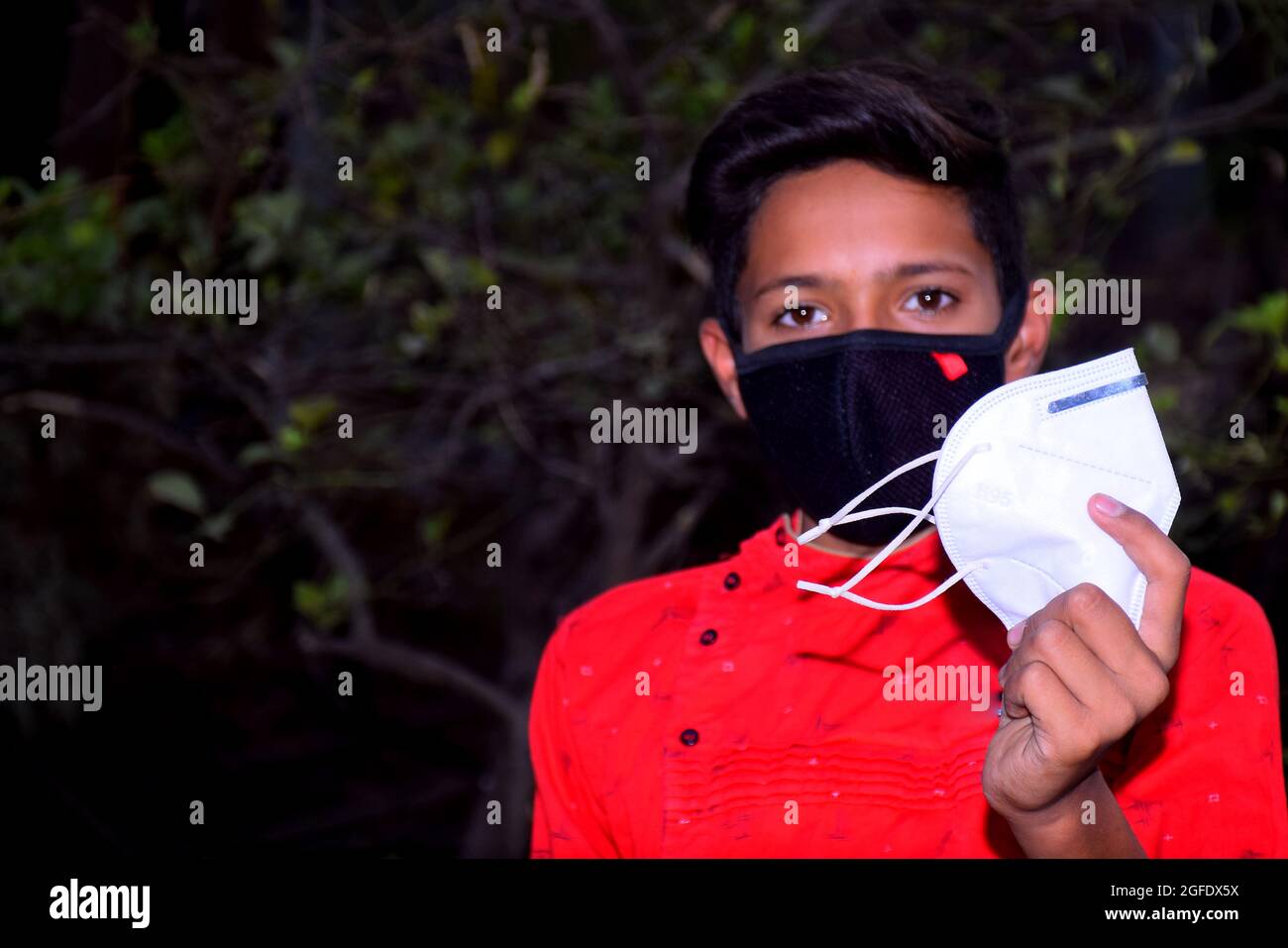 13 Jahre alter, süßer asiatischer Junge mit Schutzmaske, Prävention des Corona-Virus (Covid -19) und Verschmutzung Stockfoto