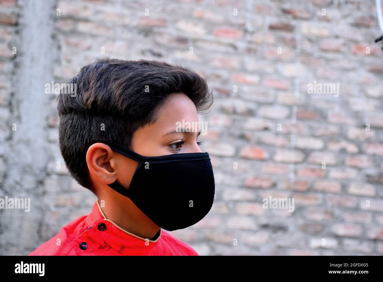 13 Jahre alter, süßer asiatischer Junge mit Schutzmaske, Prävention des Corona-Virus (Covid -19) und Verschmutzung. Stockfoto