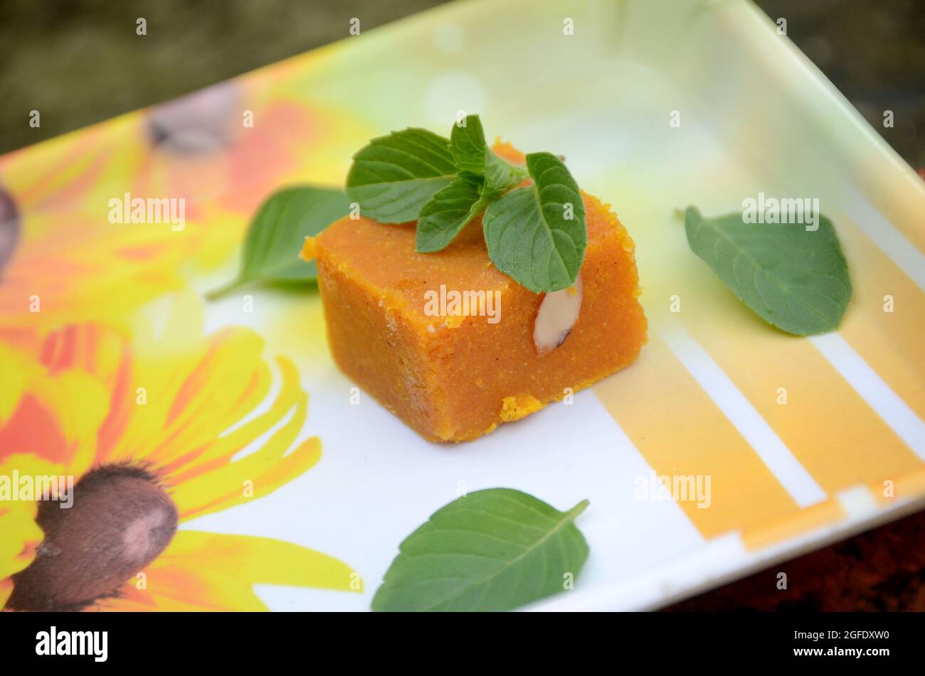 Nahaufnahme des gelben Gramm Mehl süß mit grüner Minze über unscharf weiß braun Hintergrund. Stockfoto