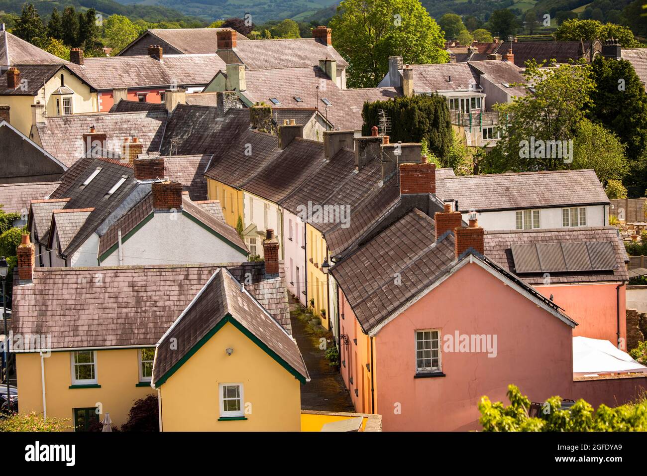 Großbritannien, Wales, Carmarthenshire, Llandovery, Castle Street, Pastellfarbene Häuser auf geschwungener Straße, vom Burghügel Stockfoto