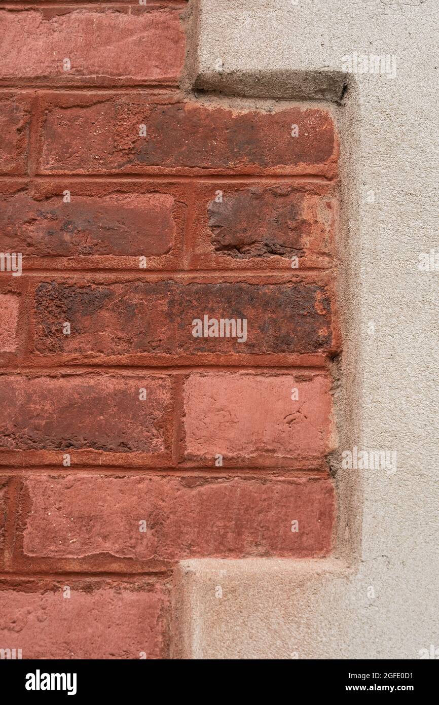 Nahaufnahme einer alten Backsteinmauer in Honfleur, Frankreich, für eine abstrakte Hintergrundstruktur. Stockfoto