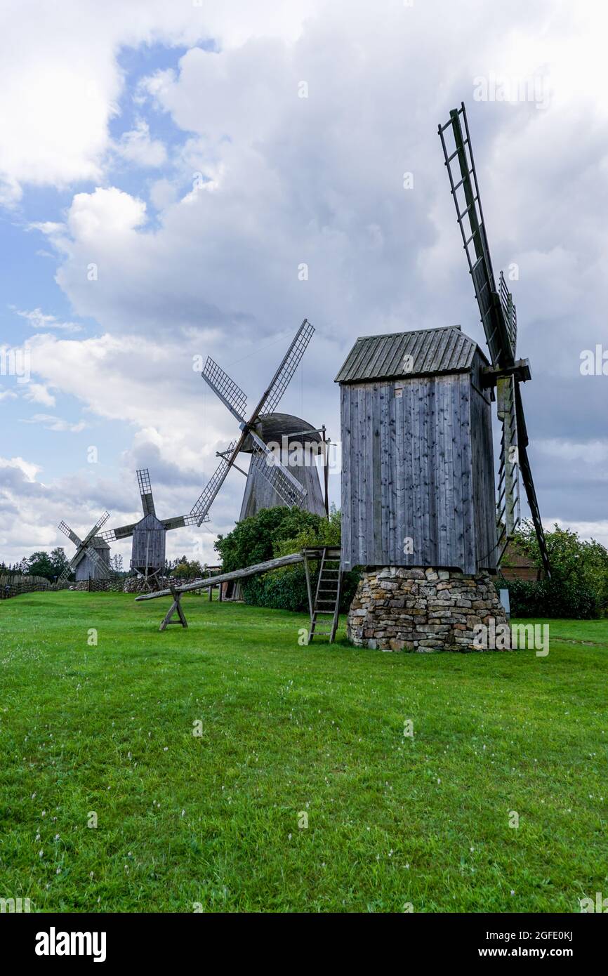 Angla, Estland - 15. August 2021: Blick auf die Windmühlen von Angla auf der Insel Saaremaa in Estland Stockfoto