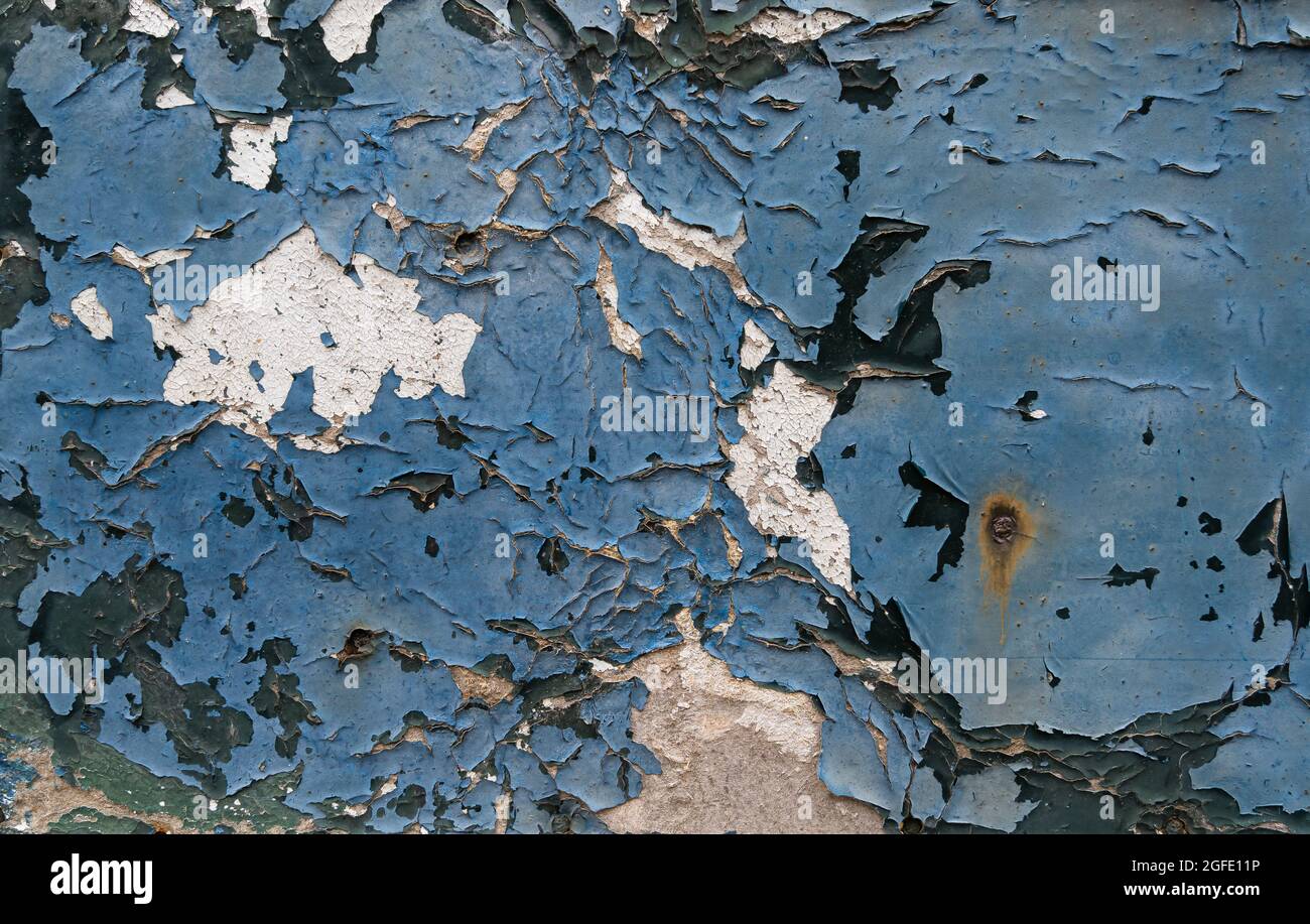Nahaufnahme der Holztür mit zerkratzter und rissiger blauer Farbe, nützlich als Hintergrund Stockfoto