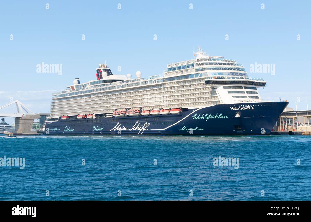 TUI Cruises Mein Schiff 2 dockte am 13. Juli 2021 im Hafen von Barcelona an. Stockfoto