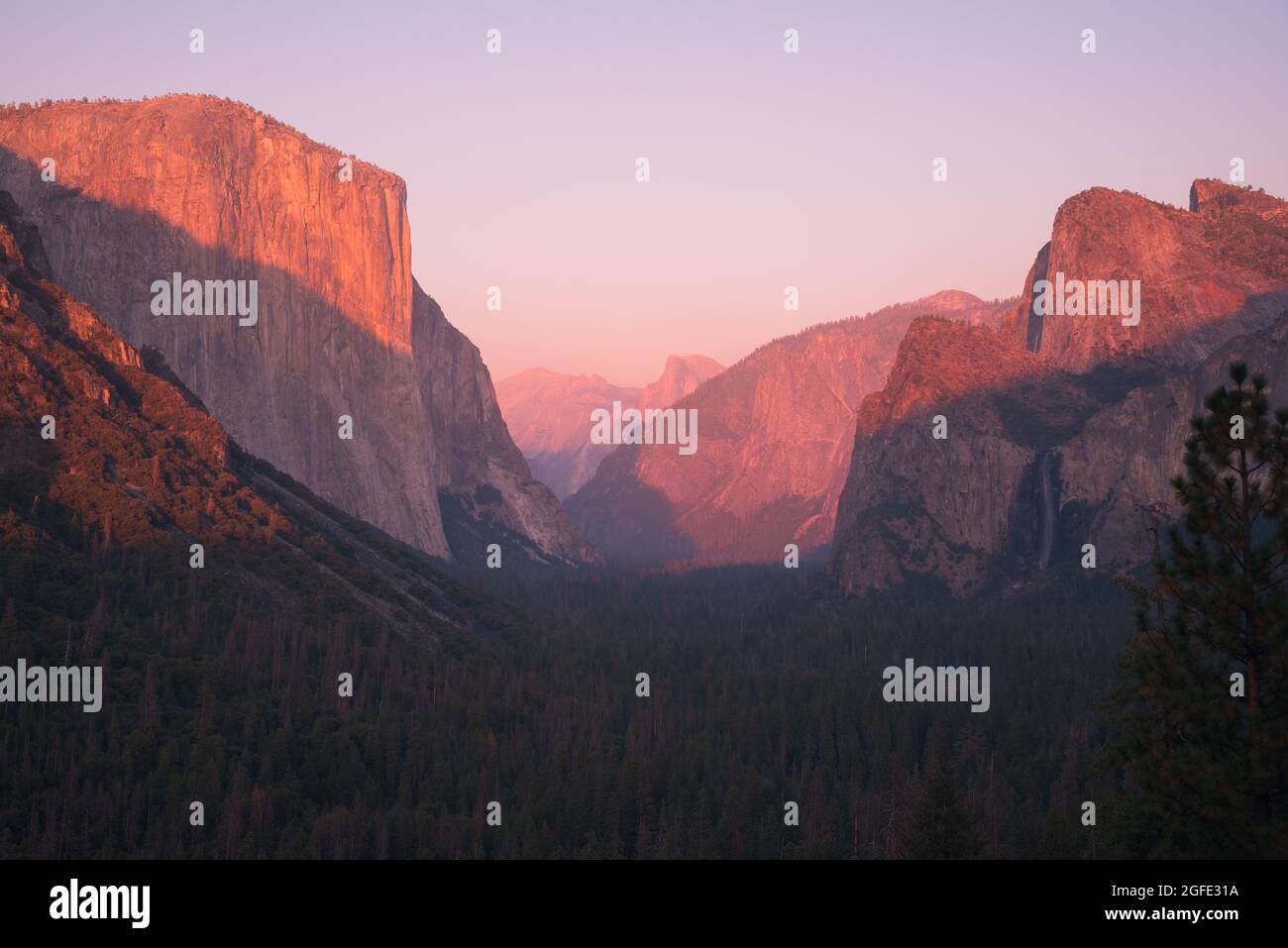 Sonnenuntergang über El Capitan, Half Dome und Three Brothers im Yosemite National Park, Kalifornien Stockfoto