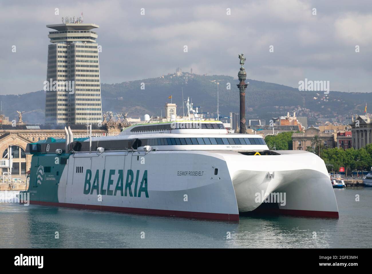 Die Fähre Eleanor Roosevelt verlässt den Hafen von Barcelona am Tag ihres ersten Besuchs in der Stadt am 3. Juni 2021. Stockfoto