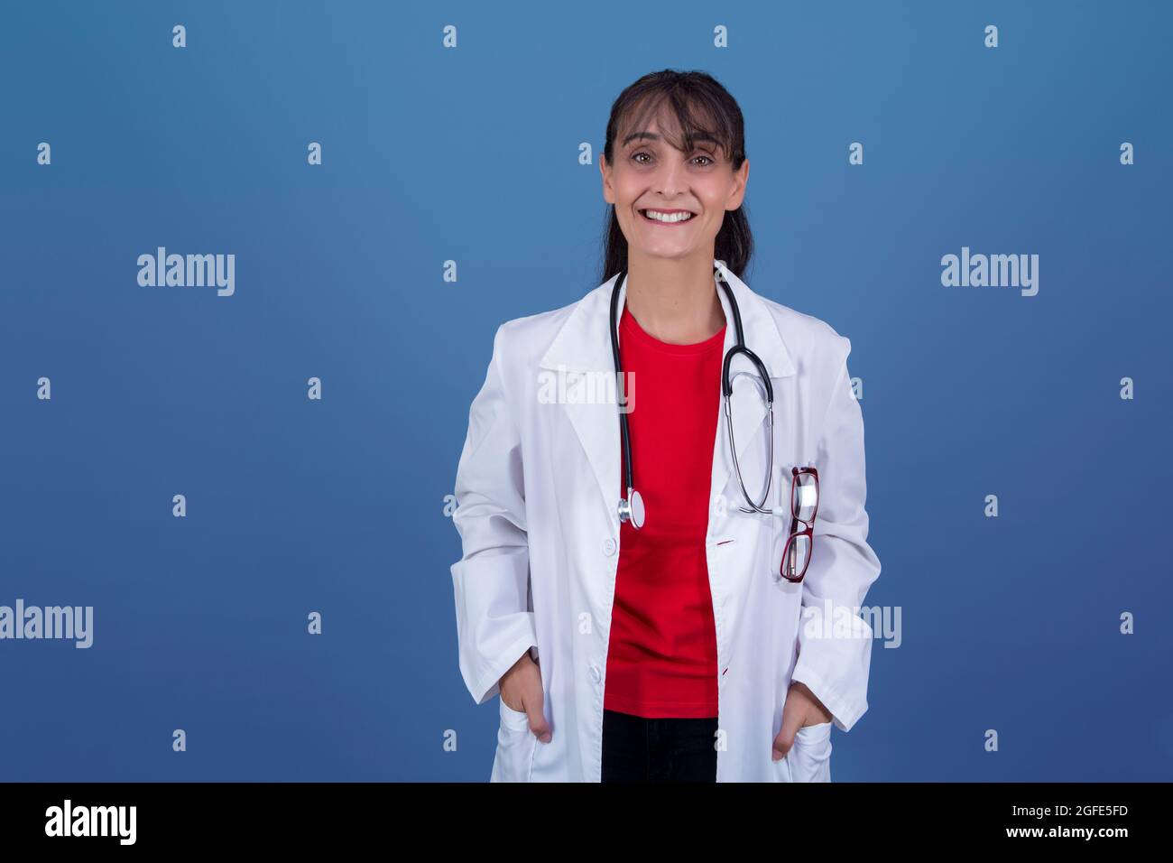 Attraktive 40-45-jährige Ärztin, die geradeaus blickt und lächelt Stockfoto Attraktive 40-45-jährige Ärztin, die geradeaus blickt und lächelt Stockfoto