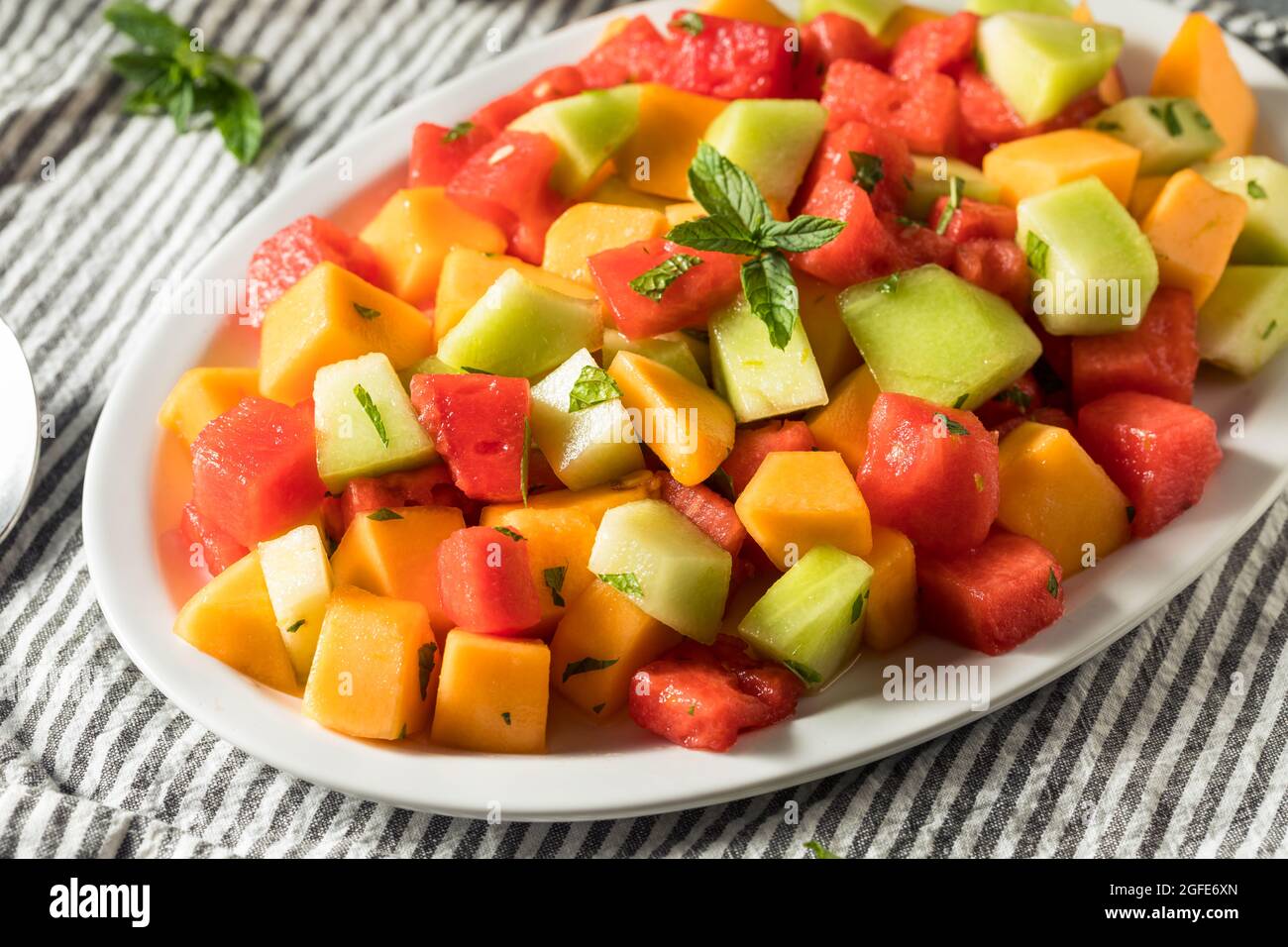 Gesunder hausgemachter Melonensalat mit Wassermelone Cantaloupe und Honigtau Stockfoto