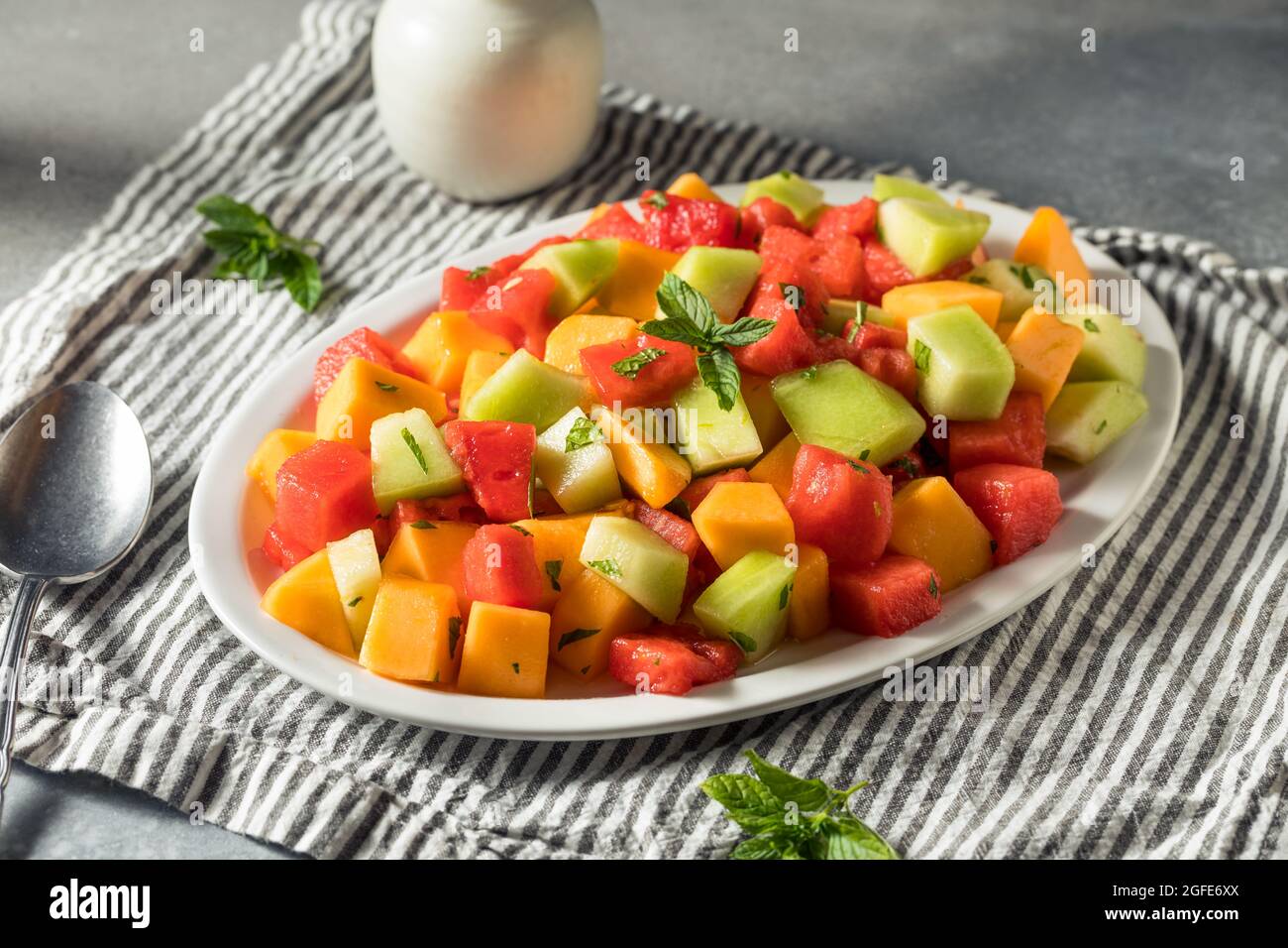 Gesunder hausgemachter Melonensalat mit Wassermelone Cantaloupe und Honigtau Stockfoto