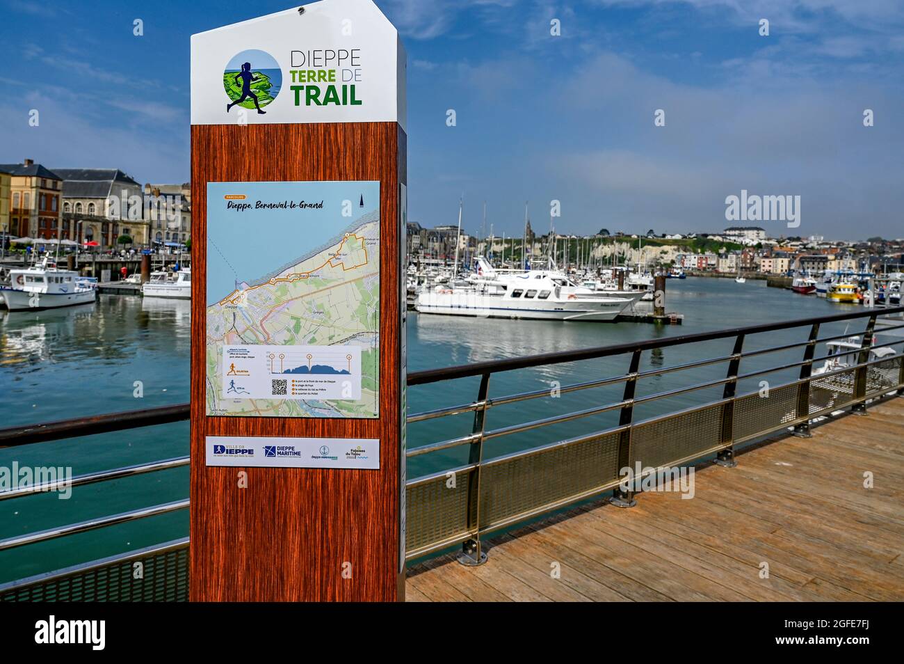 Ein Schild, das die Läufer über die Wanderwege im Port de Dieppe und der Stadt selbst informiert, Dieppe, Frankreich Stockfoto