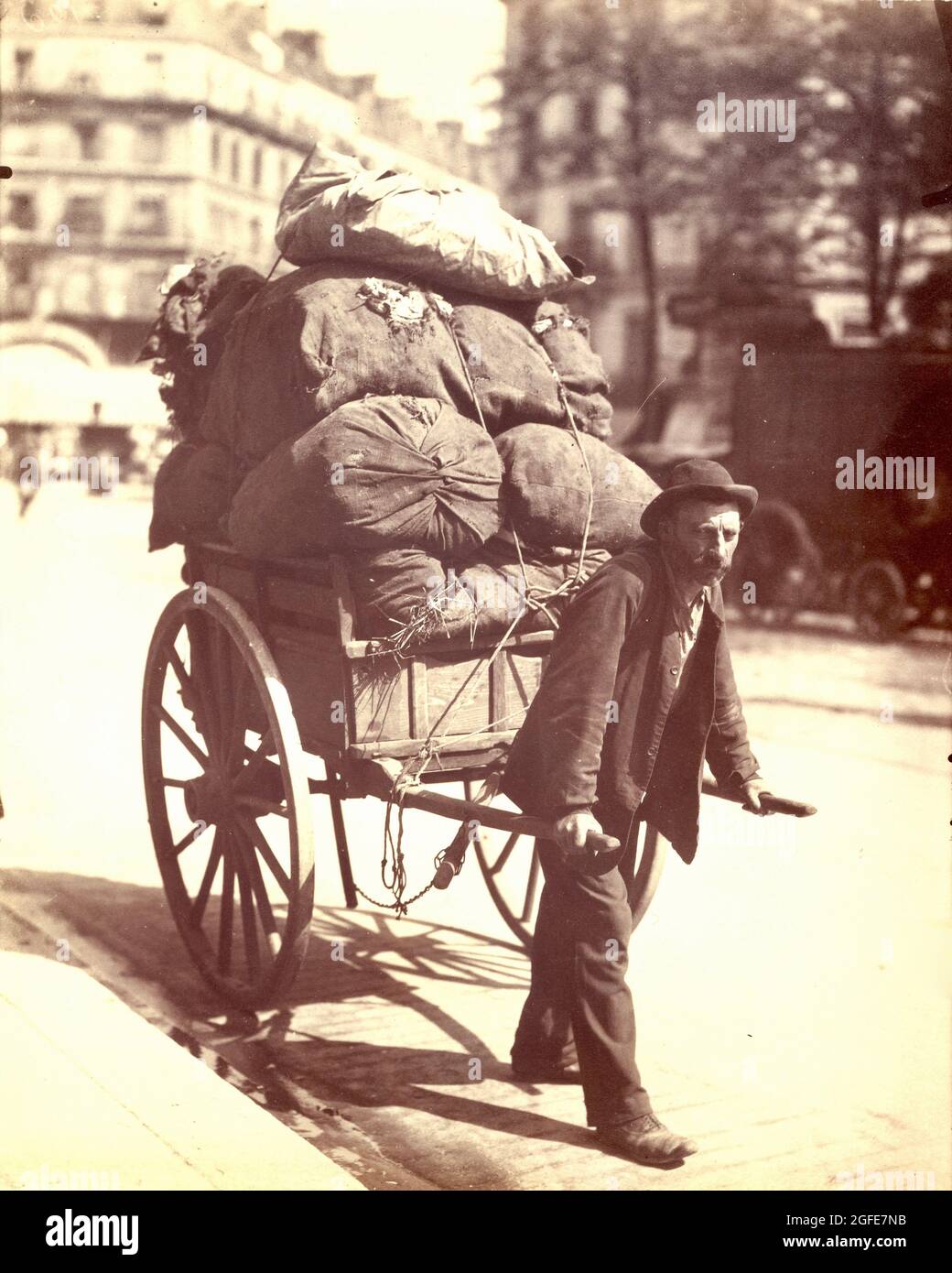 Eugène Atget französische ​flâneur - frühe Fotografie - Chiffonier - Rag Picker um 1900 - Straßen von Paris Stockfoto