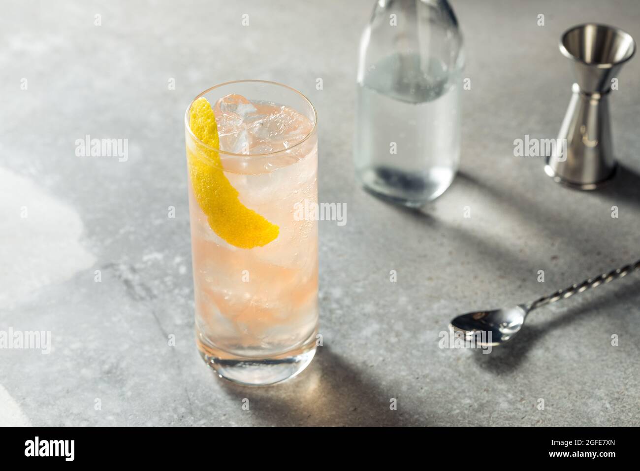 Erfrischender Cold Gin Cranberry Vasectomy Cocktail mit Sodawasser Stockfoto