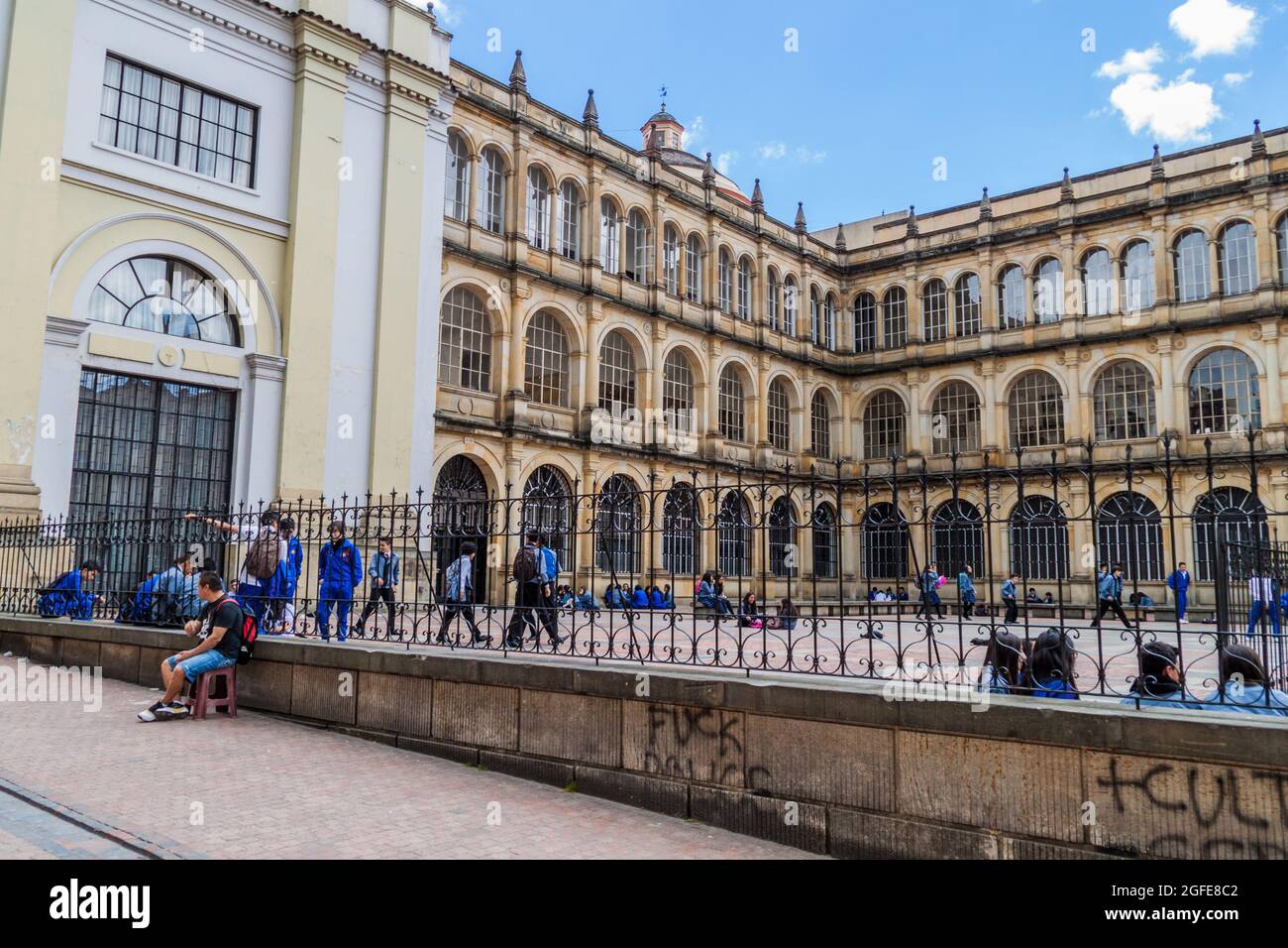 BOGOTA, KOLUMBIEN - 24. SEPTEMBER 2015: College of St. Bartholomew (Colegio Mayor de San Bartolome) in der Innenstadt von Bogota. Stockfoto