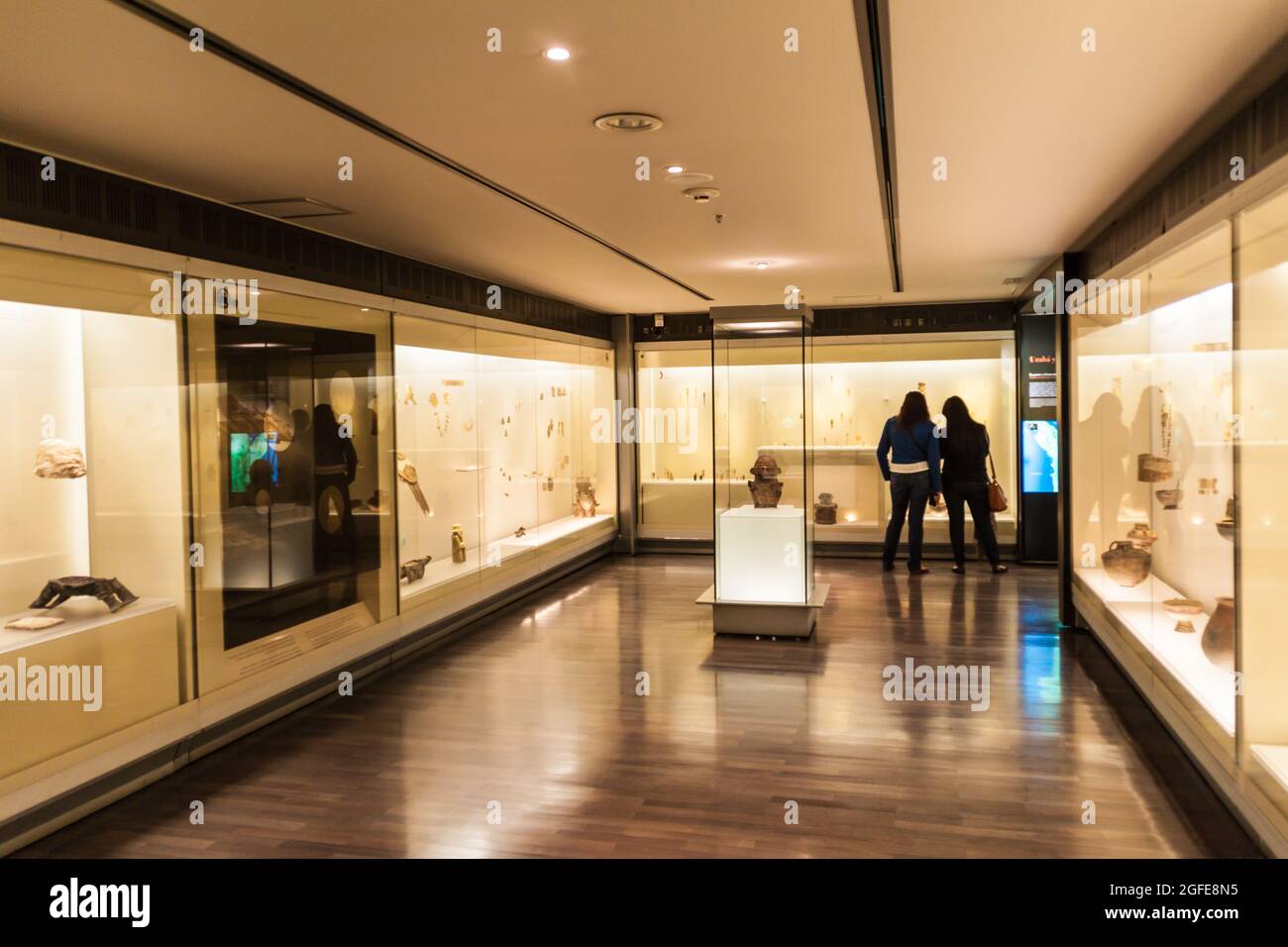 BOGOTA, KOLUMBIEN - 24. SEPTEMBER 2015: Besucher des Goldmuseums (Museo del Oro) in Bogota, der Hauptstadt Kolumbiens. Stockfoto