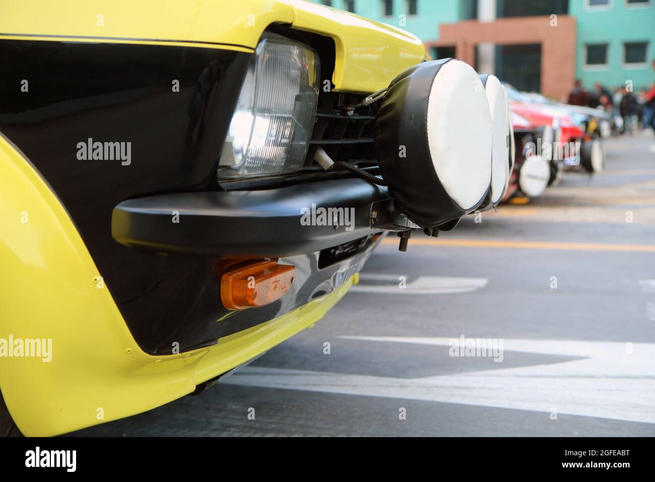 Das Detail des Oldtimer-Rallyewagens. Das vordere Teil mit Scheinwerfern und Lichtrampe ist sichtbar. Stockfoto