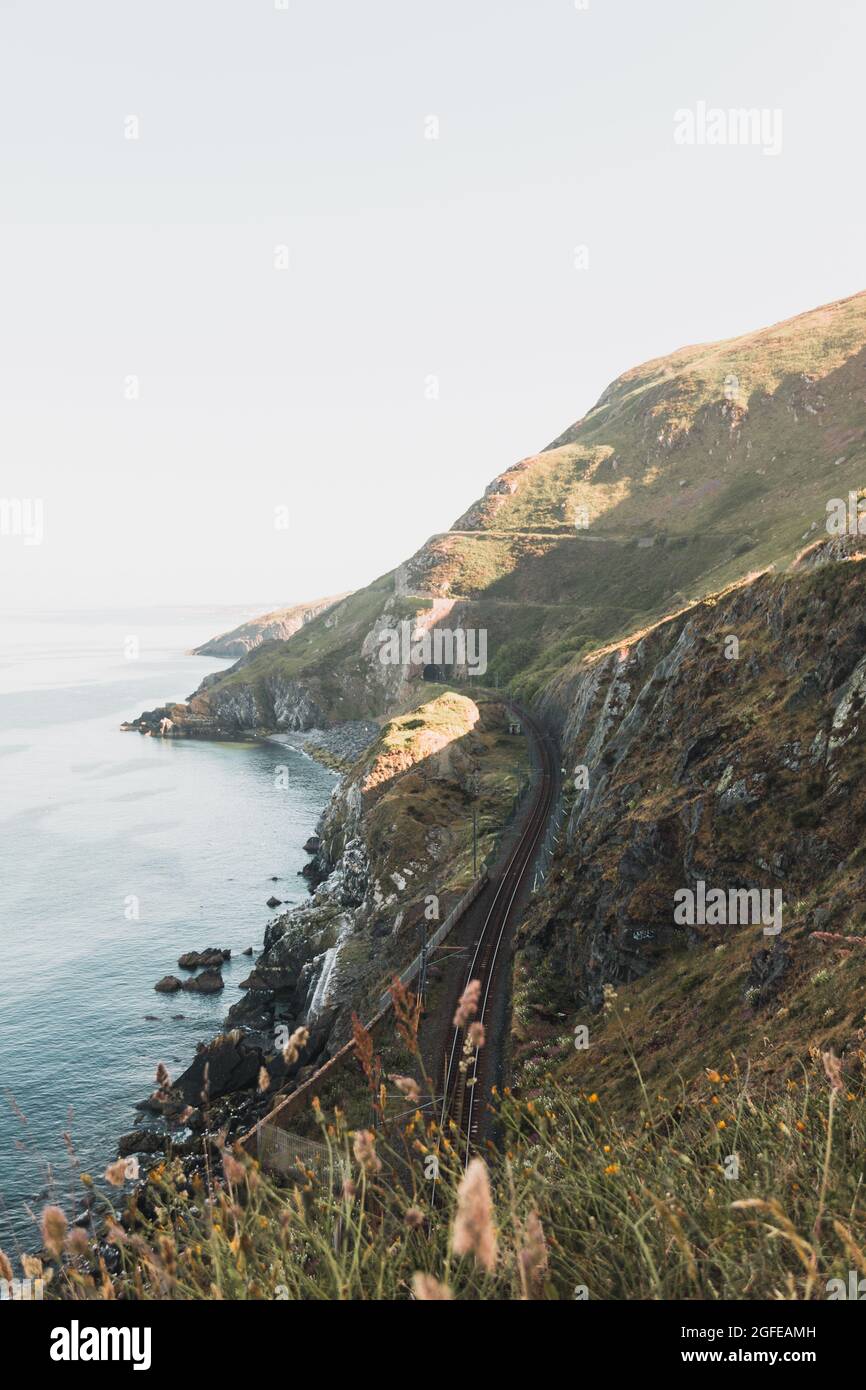 Bahnstrecken auf Cliff by the Sea in Bray - Irland Stockfoto