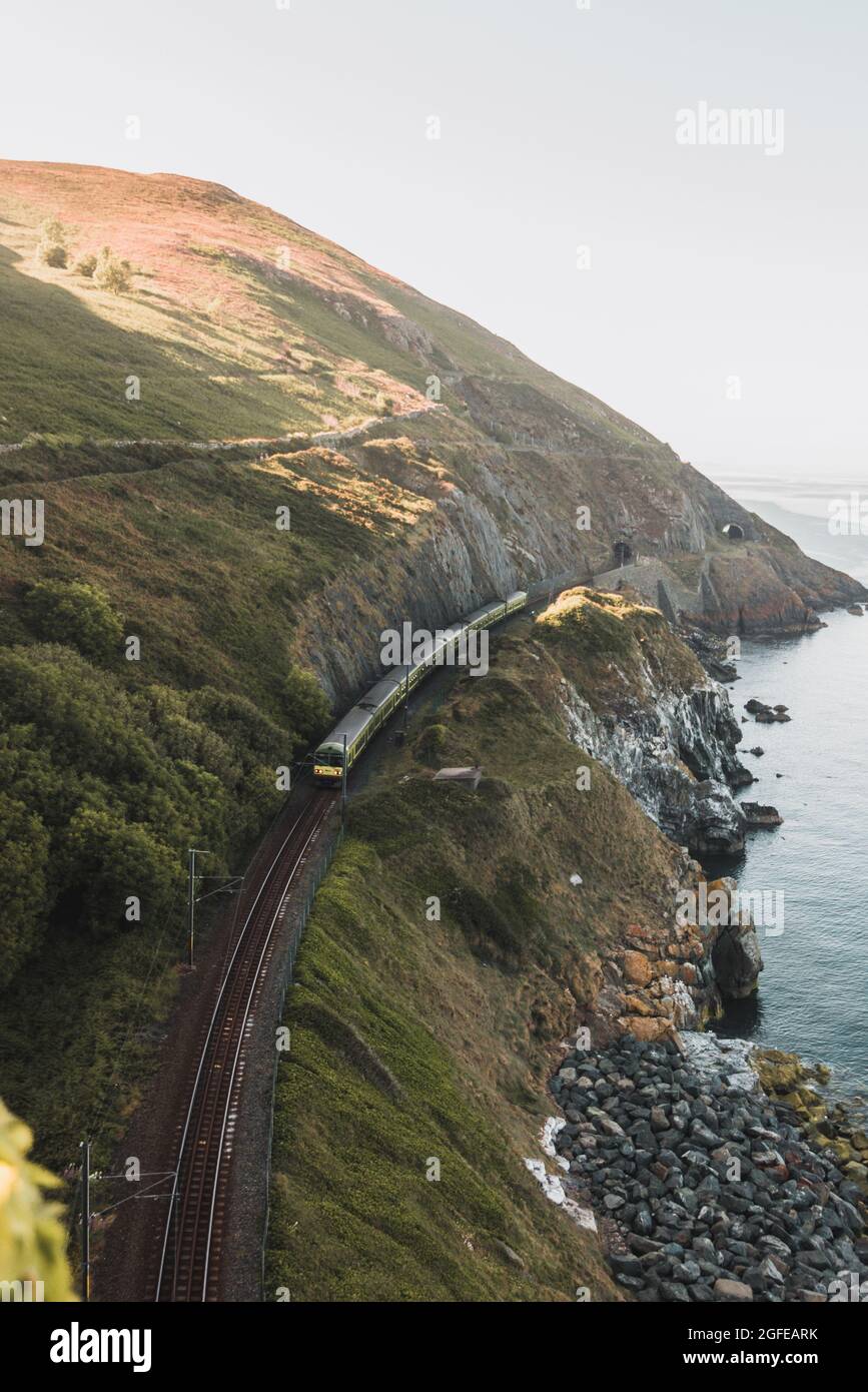 Bahnstrecken auf Cliff by the Sea in Bray - Irland Stockfoto