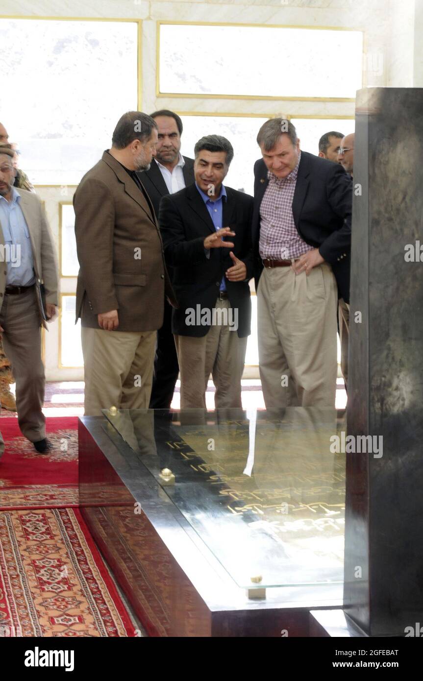 Karl Eikenberry, der US-Botschafter in Afghanistan, besucht hier am 7. Oktober das Grab von Ahmad Shah Massoud im Bezirk Bazarak. Massoud, der allgemein als ‘Held der afghanischen Nation’ bekannt ist, wurde am 9. September 2001 durch einen Selbstmordattentäter getötet. Eikenberry besuchte die Provinz, um sich mit dem Wiederaufbauteam der Provinz Panjshir und Regierungsbeamten der Provinz zu treffen, um verschiedene Provinzfragen zu besprechen. (Foto von U.S. Air Force Tech. Sgt. Sean White, Fotograf von Panjshir PRT Public Affairs) Stockfoto